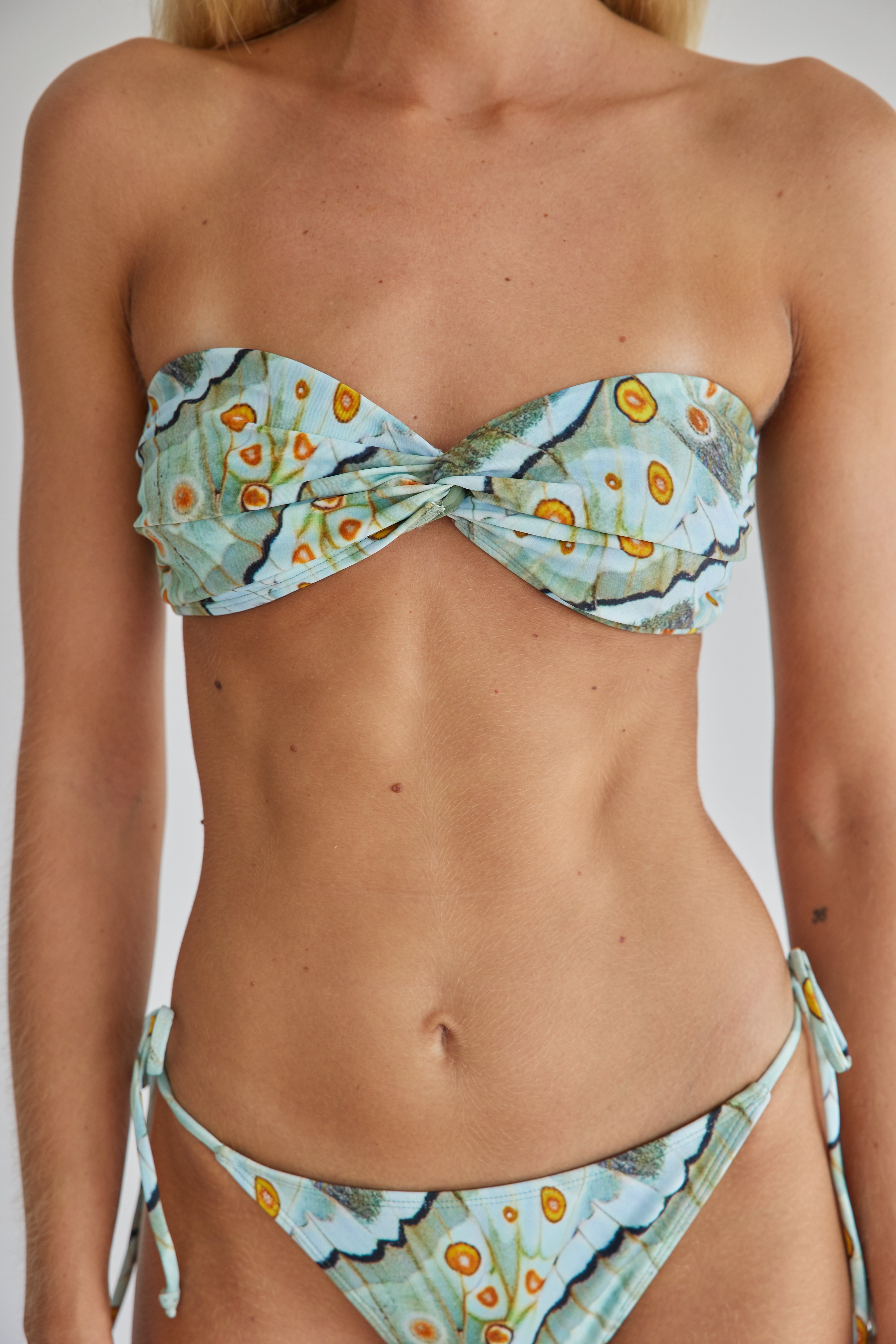 model- Model is 1.69 m and wears size S
