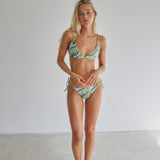 model- Model is 1.69 m and wears size S