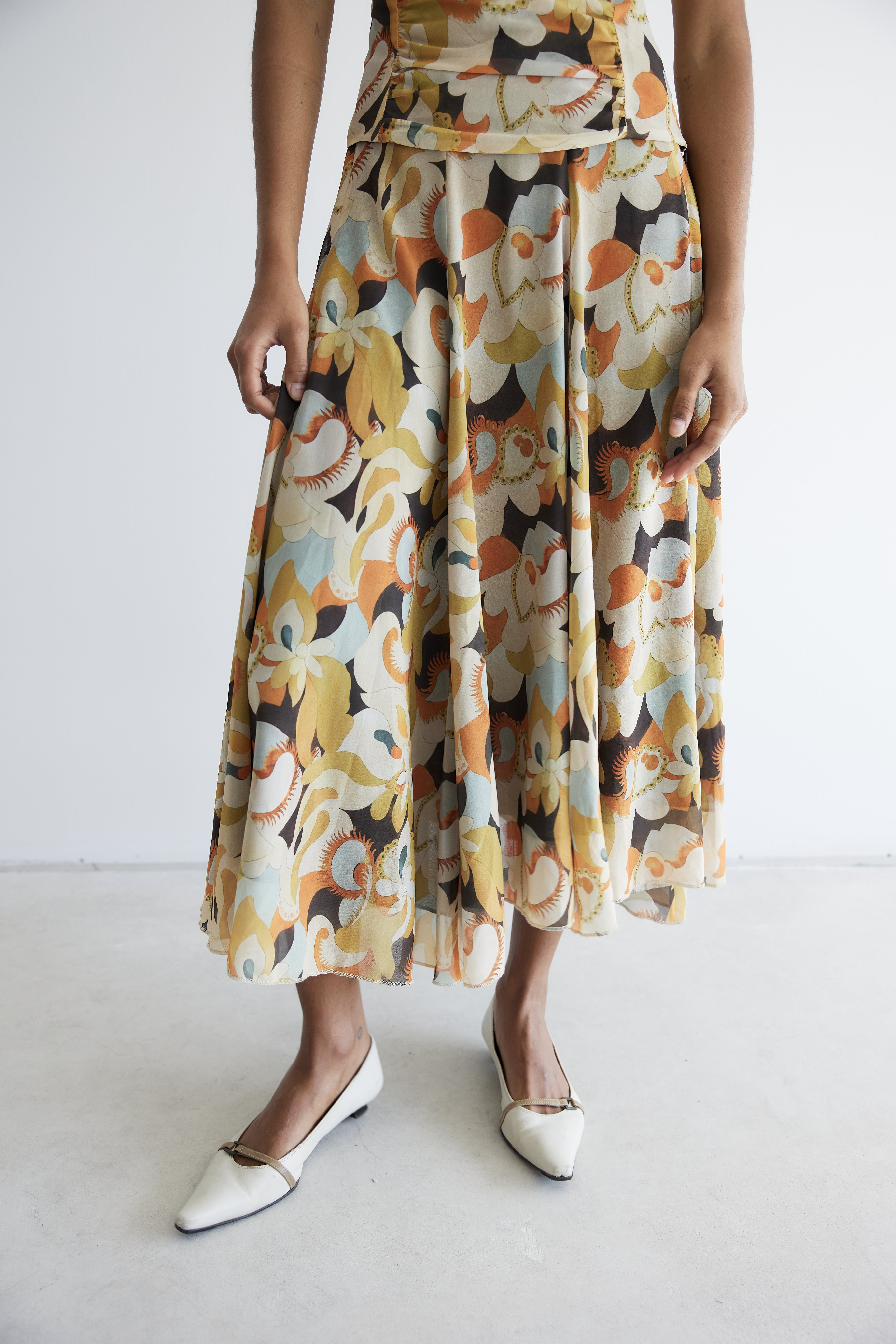 model- Model is 1.74 m and wears size S