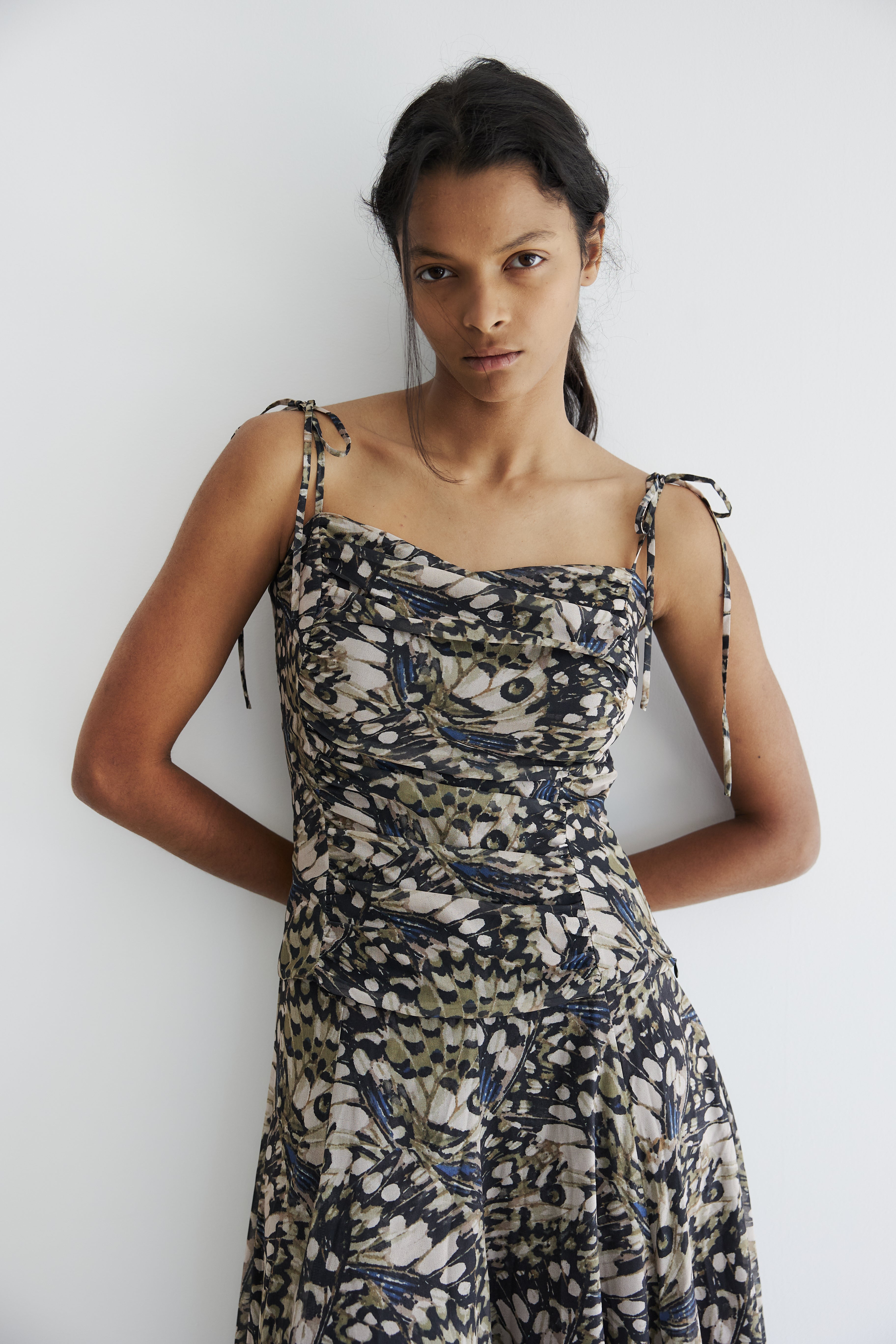 model- Model is 1.74 m and wears size S