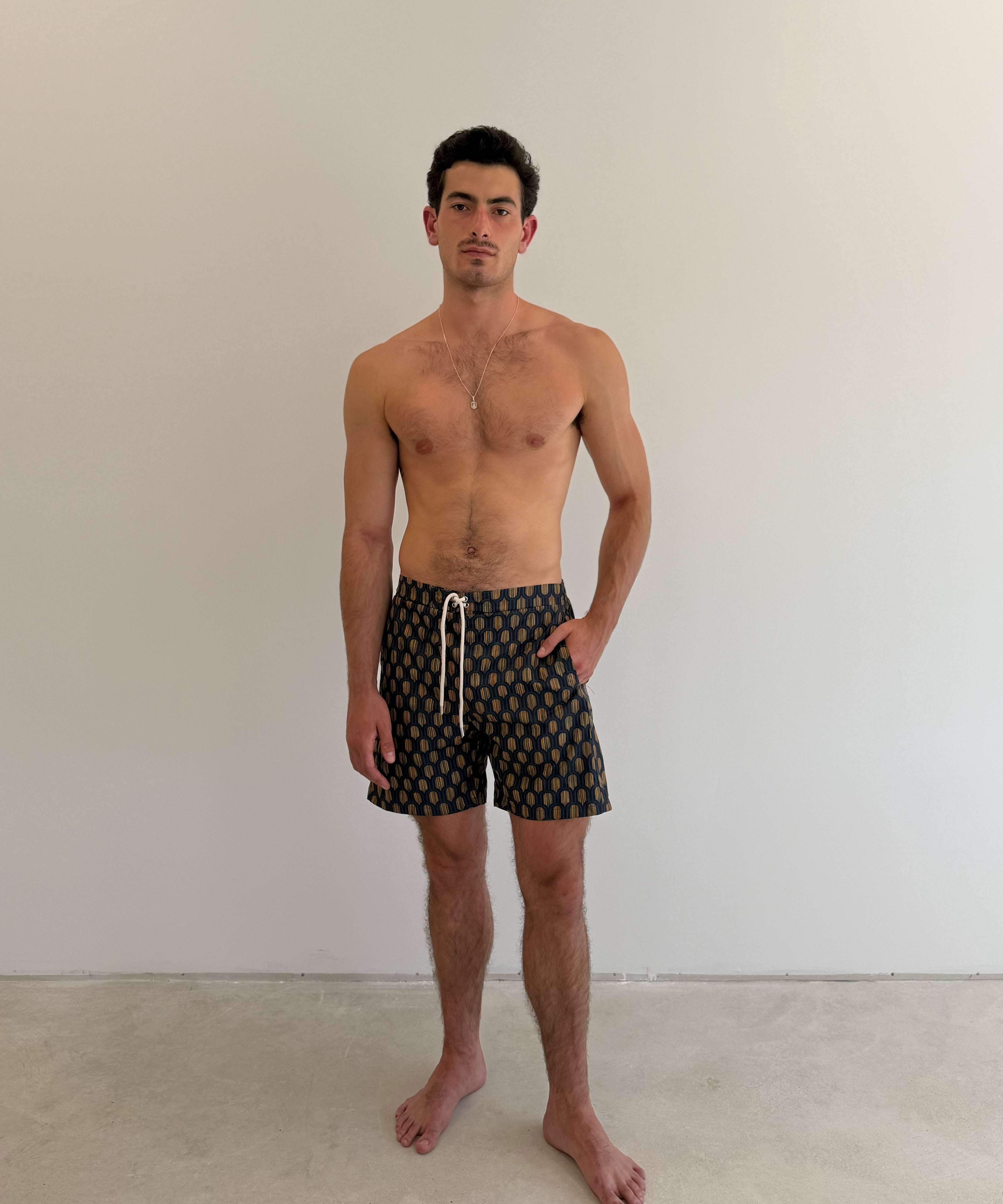 Model is 1.88 m (6'2") and wears size M