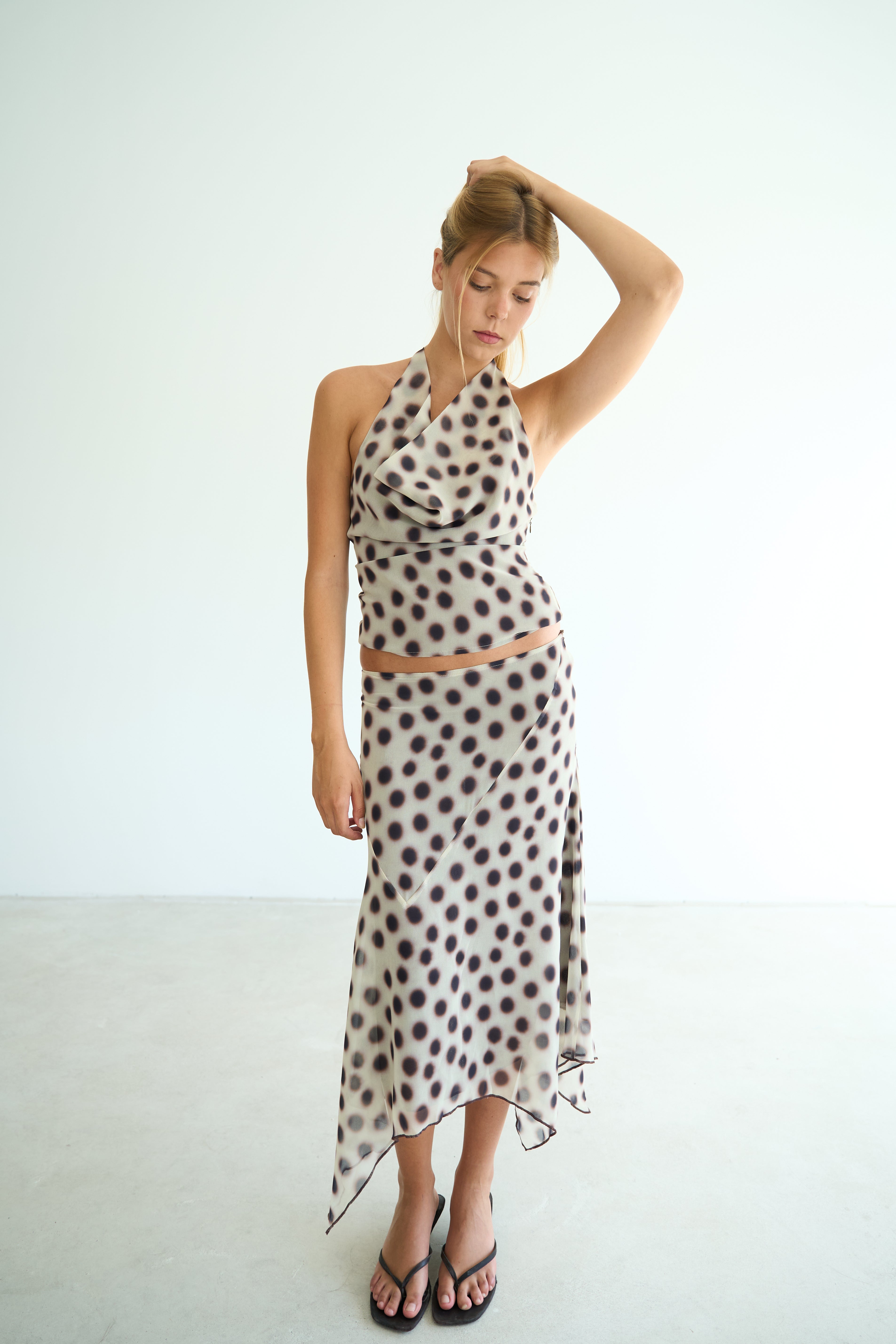 model- Model is 1.72 m and wears size S