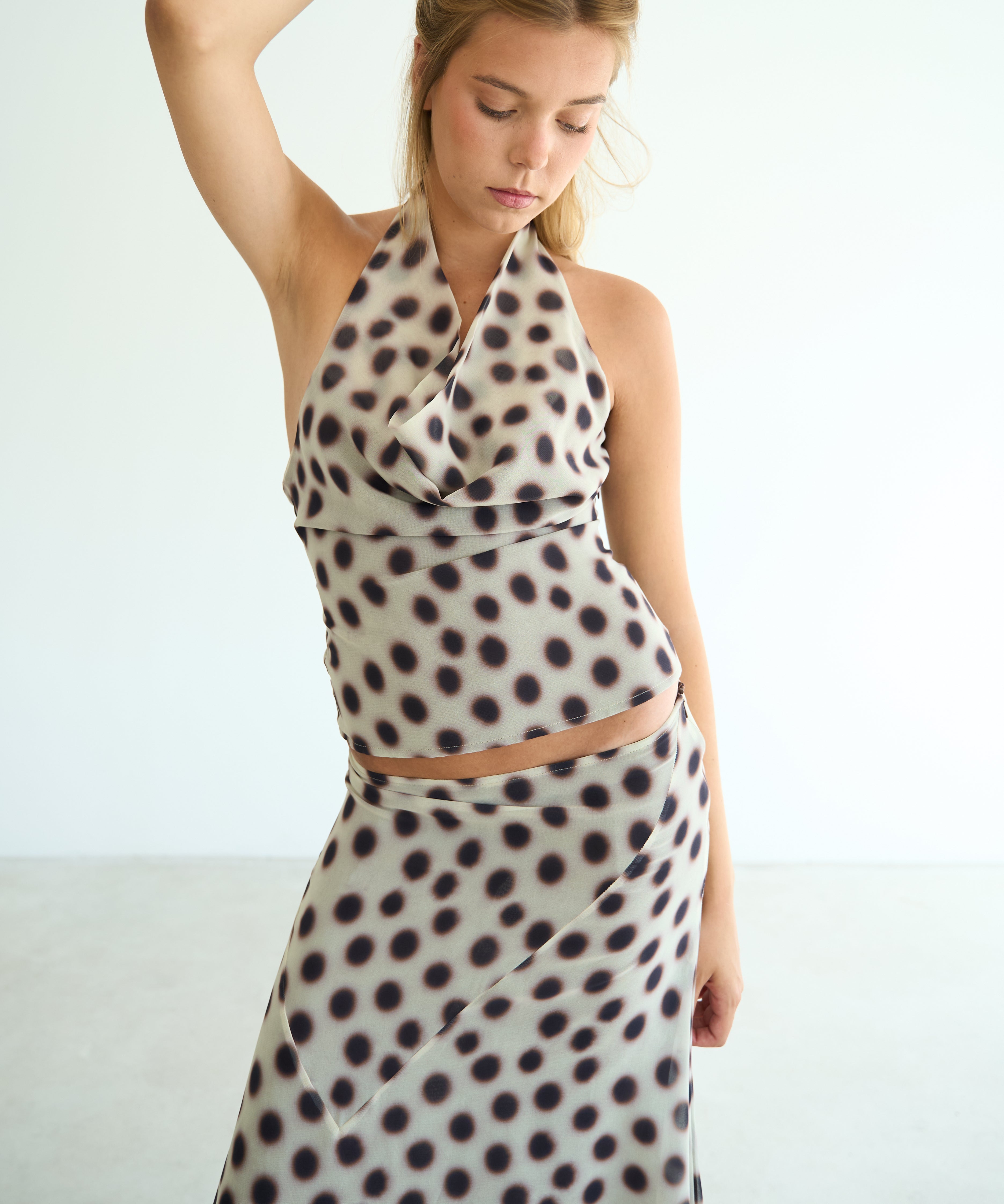 model- Model is 1.72 m and wears size S