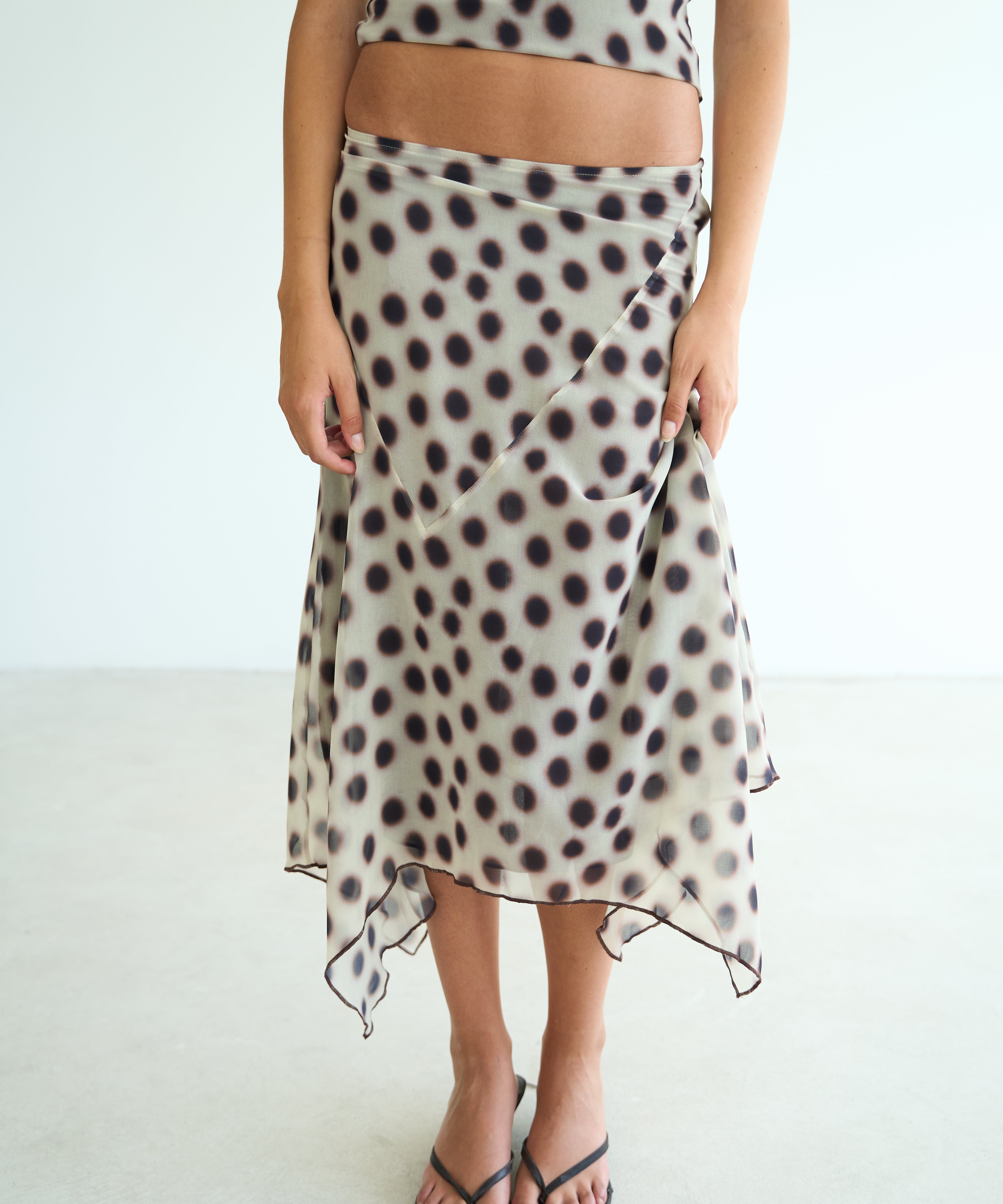 model- Model is 1.72 m and wears size S