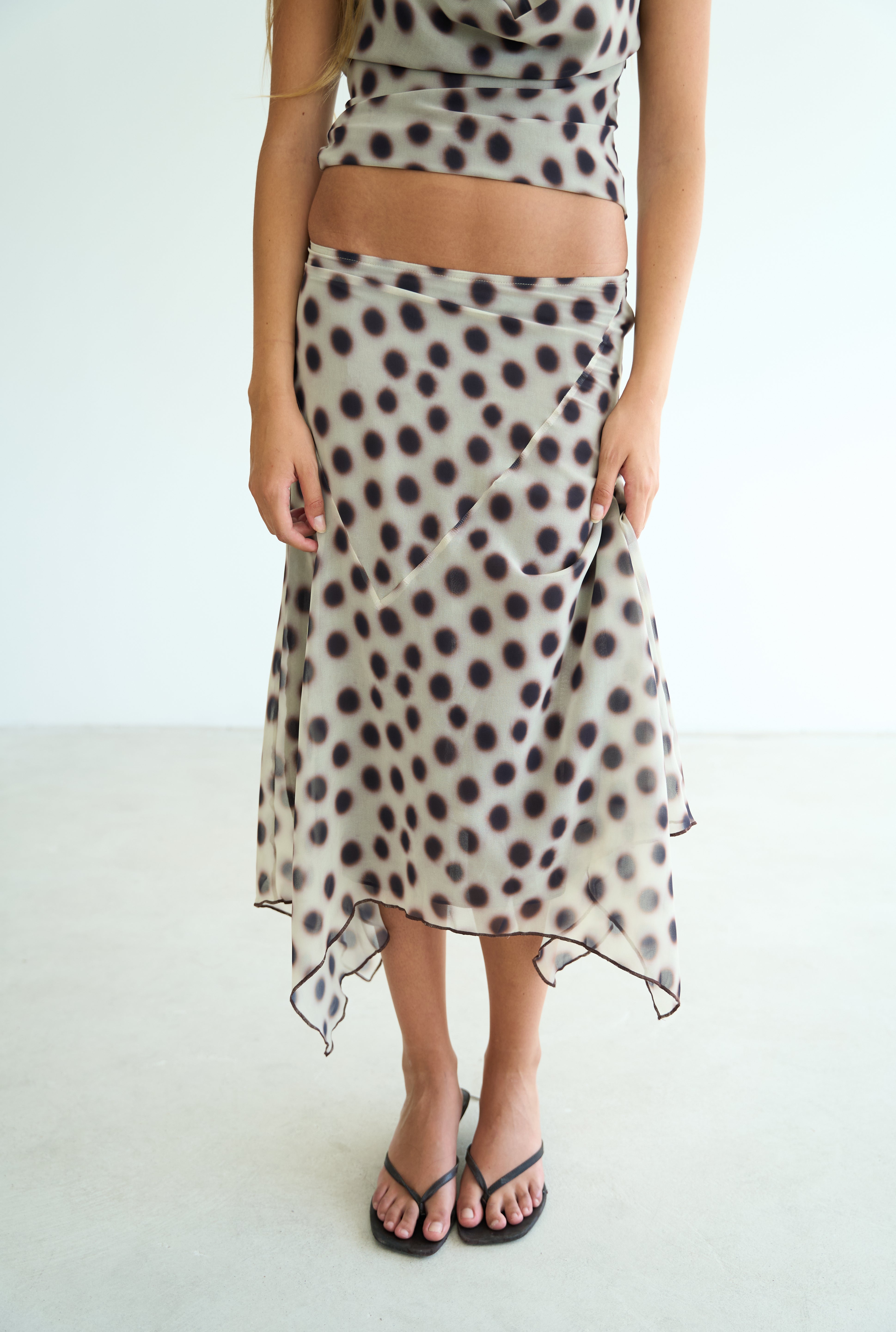 model- Model is 1.72 m and wears size S