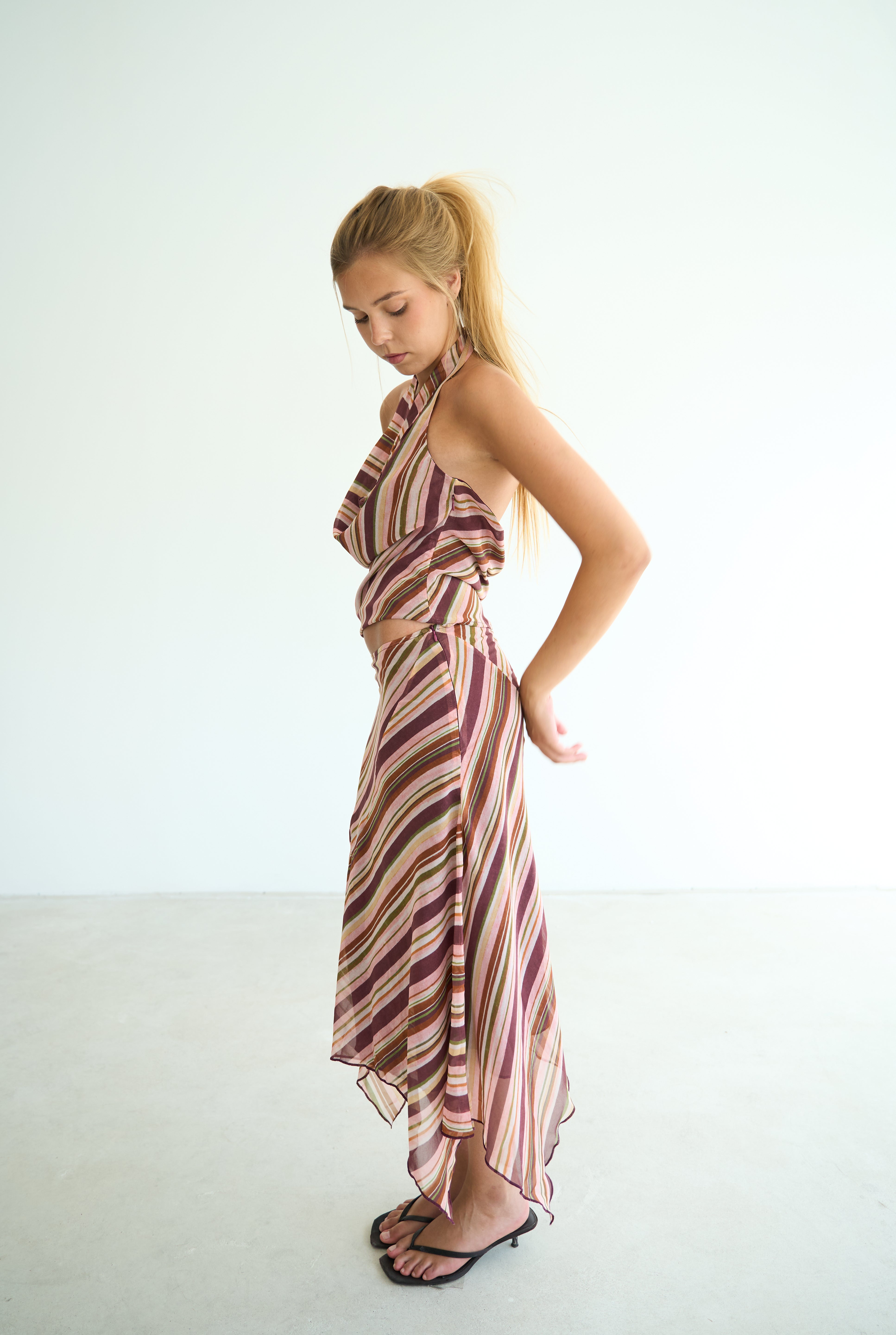 model- Model is 1.72 m and wears size S
