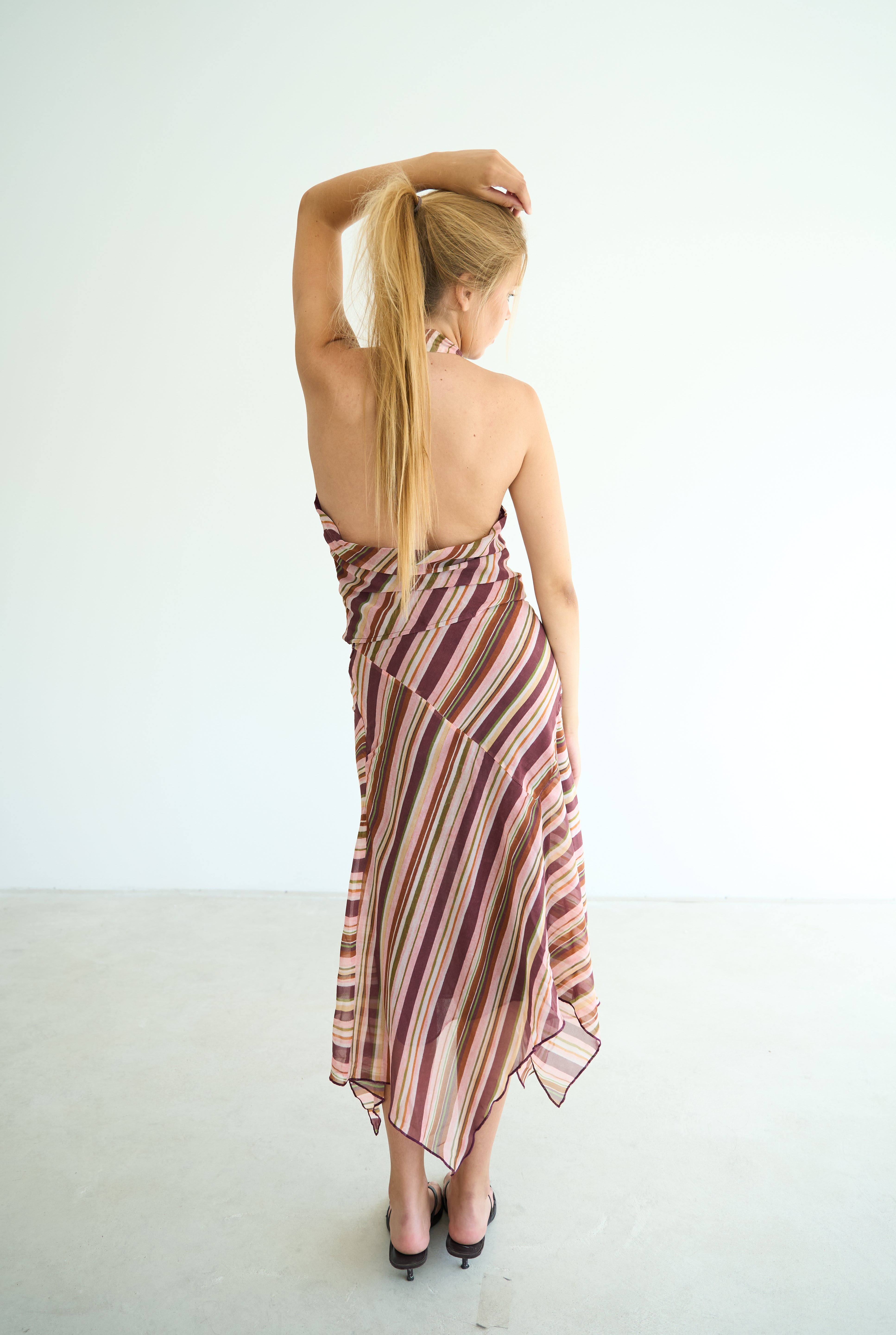 model- Model is 1.72 m and wears size S