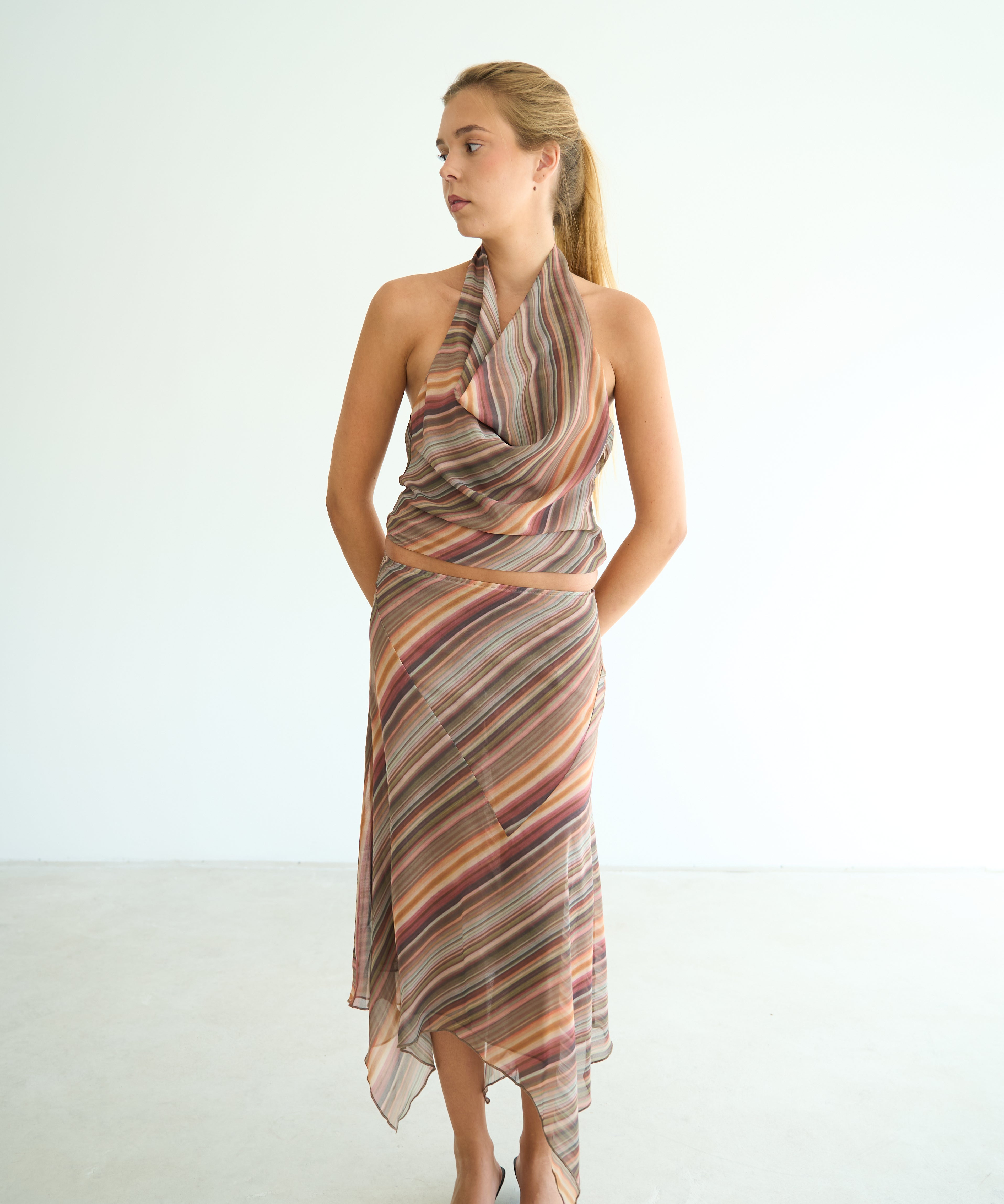 model- Model is 1.72 m and wears size S