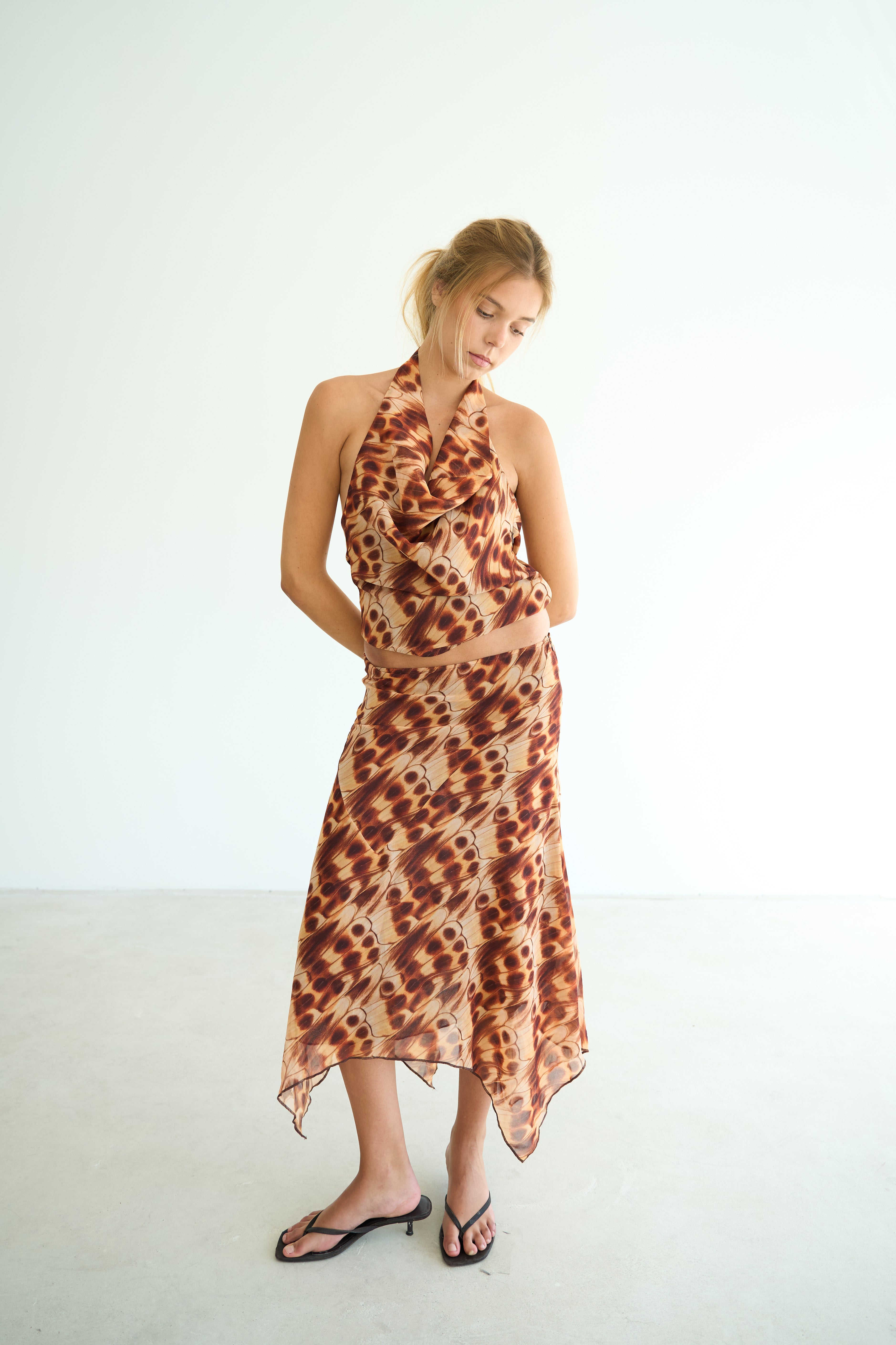 model- Model is 1.72 m and wears size S