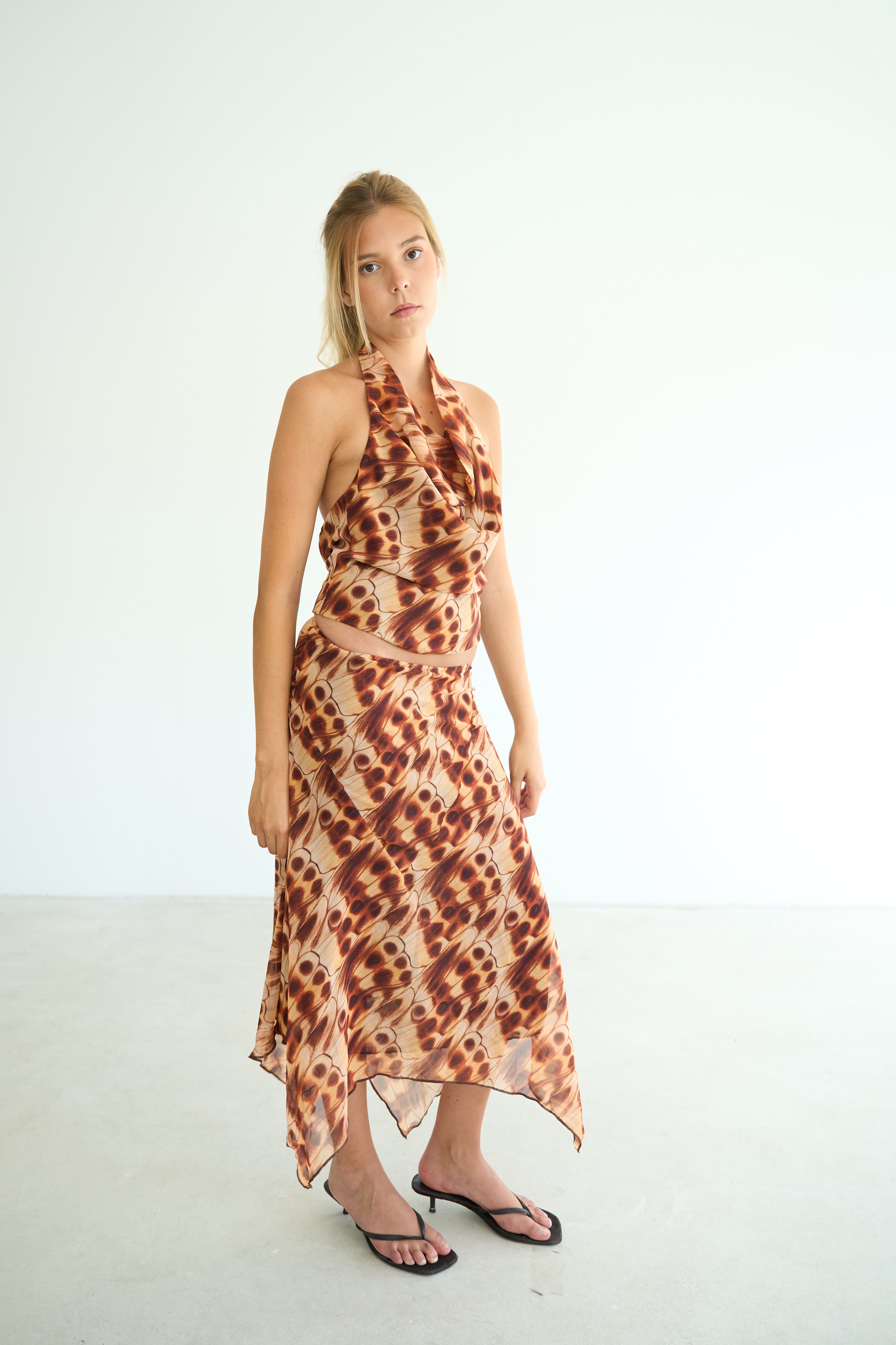 model- Model is 1.72 m and wears size S