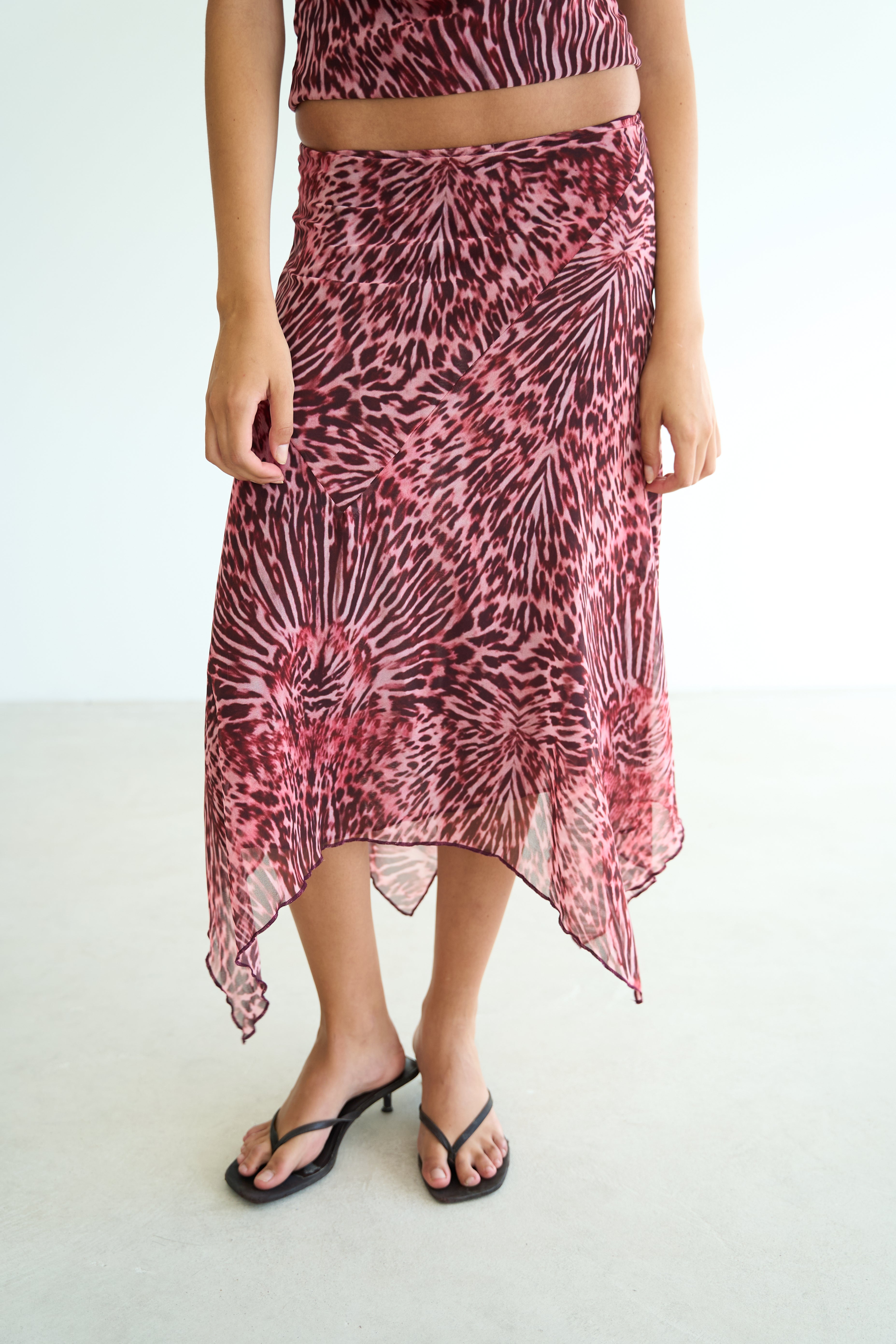 model- Model is 1.72 m and wears size S
