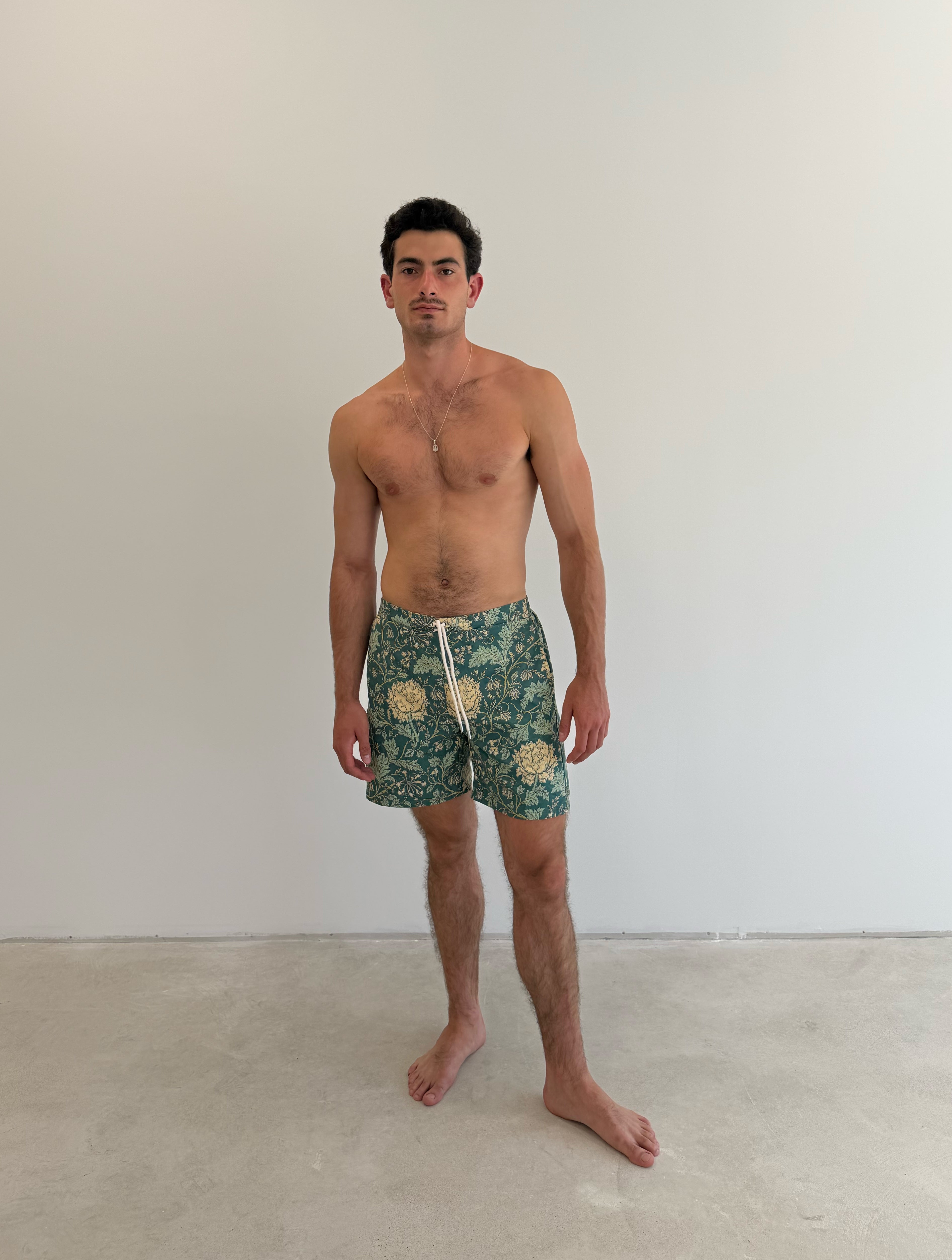 Model is 1.88 m (6'2") and wears size M