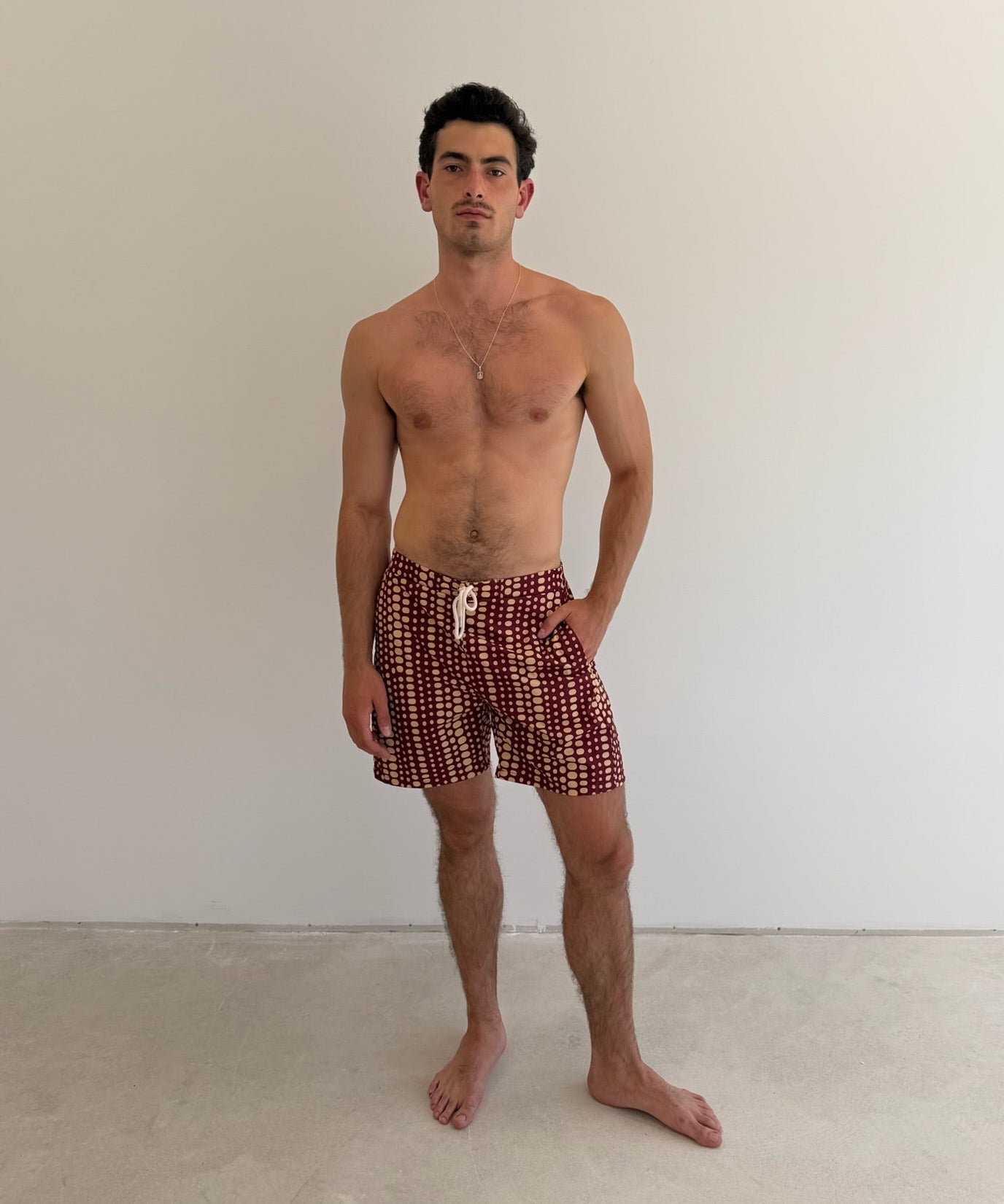 Model is 1.88 m (6'2") and wears size M