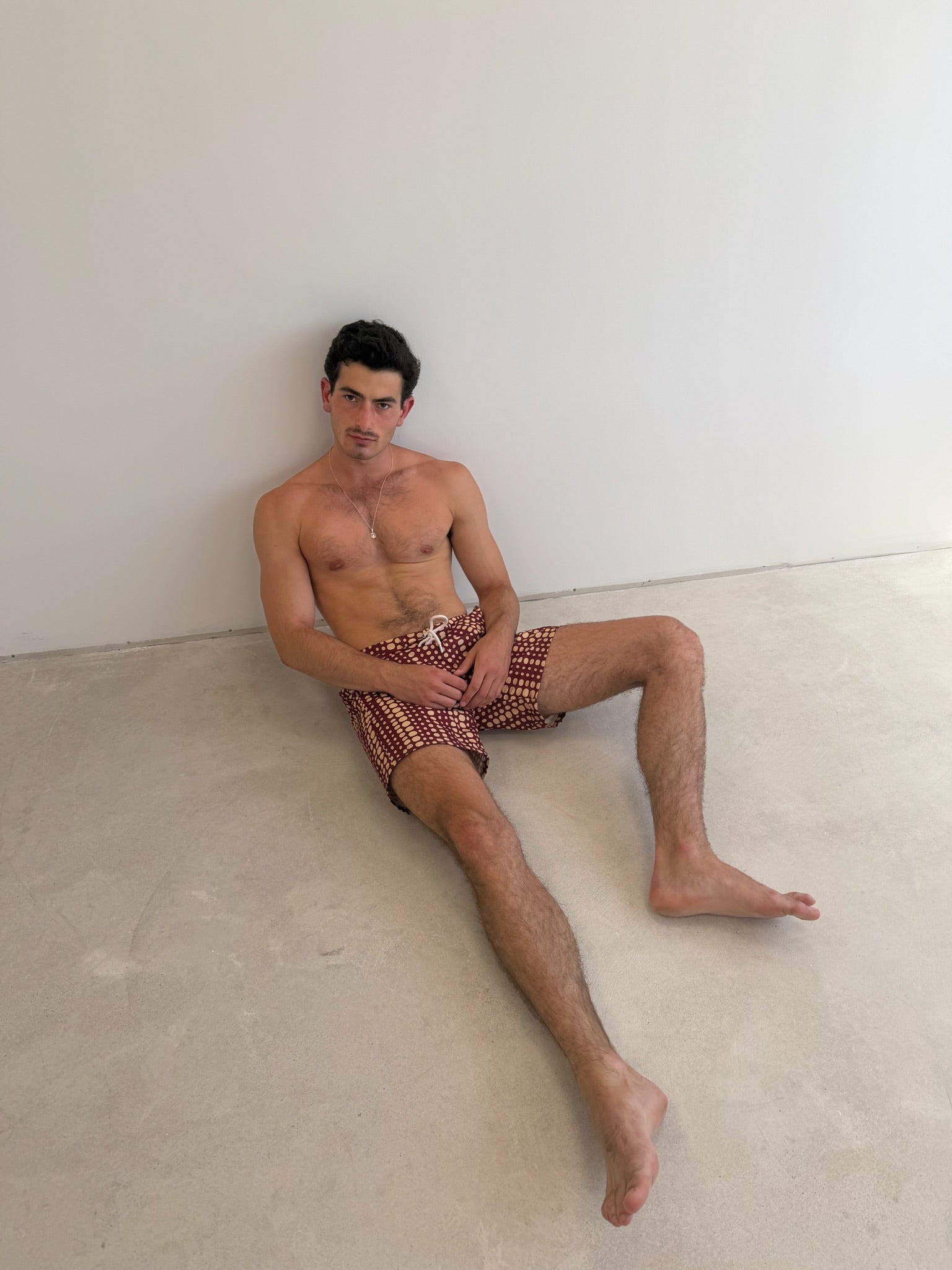 Model is 1.88 m (6'2") and wears size M