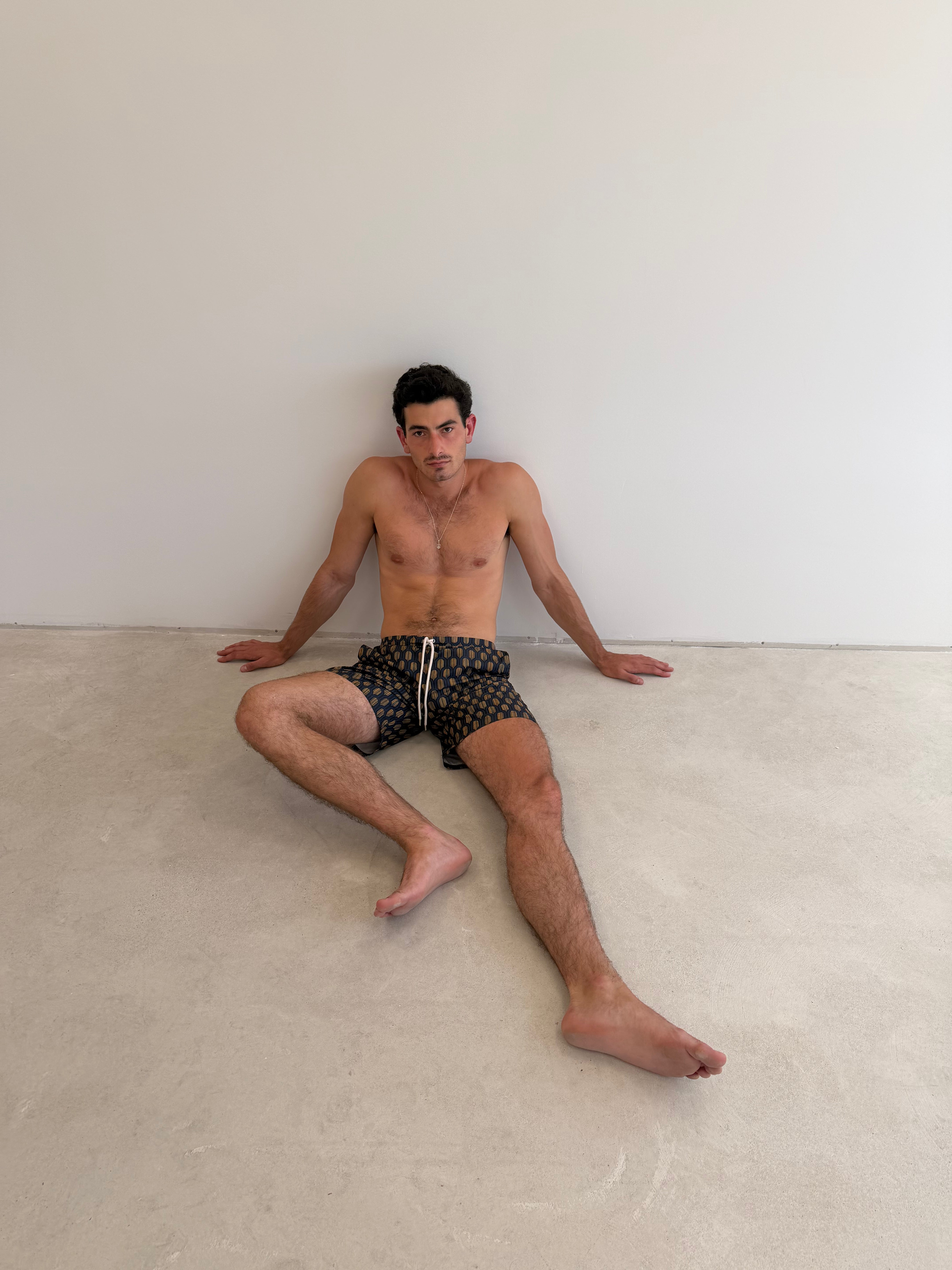 Model is 1.88 m (6'2") and wears size M