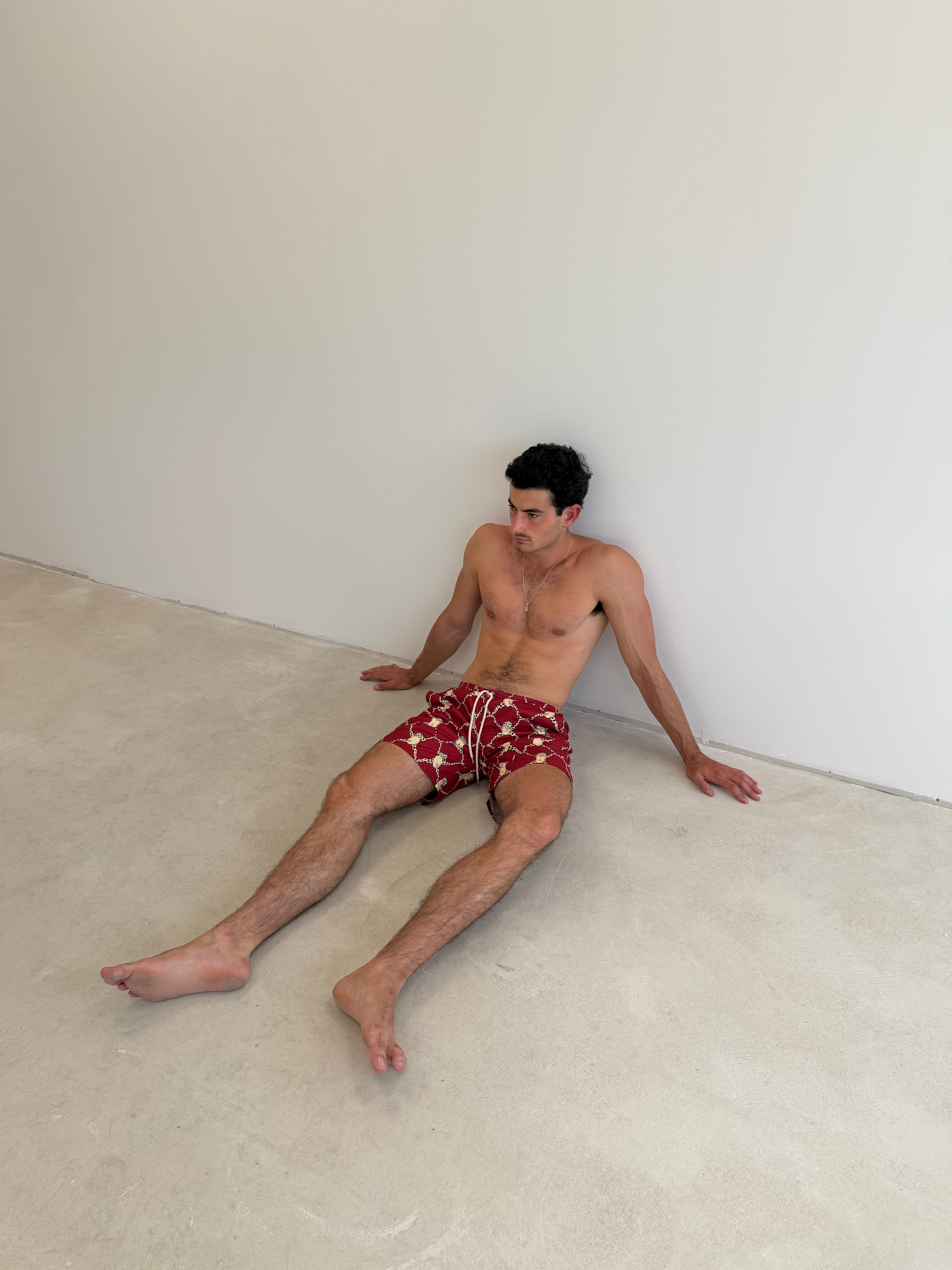 Model is 1.88 m (6'2") and wears size M