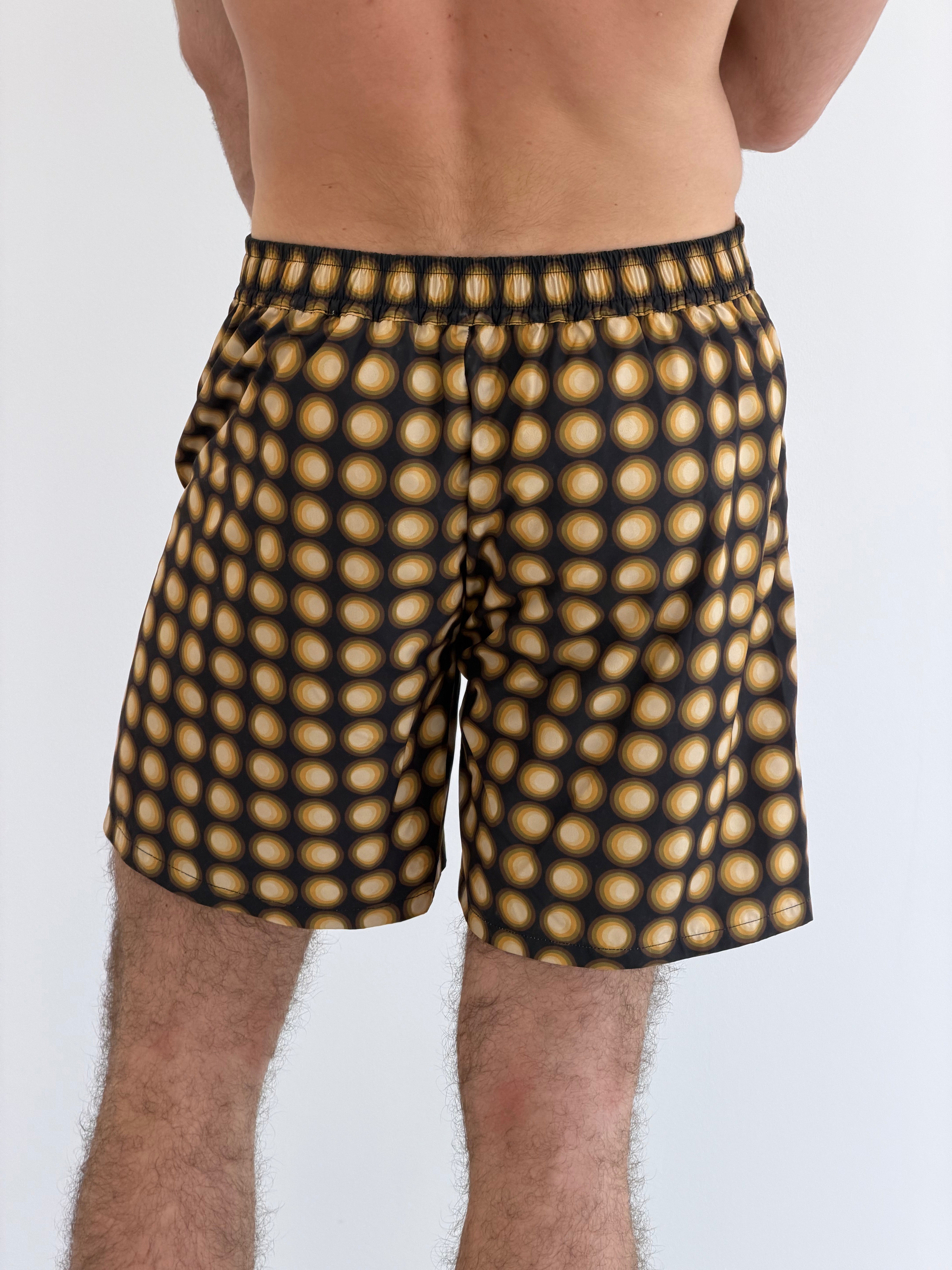 Model is 1.88 m (6'2") and wears size M