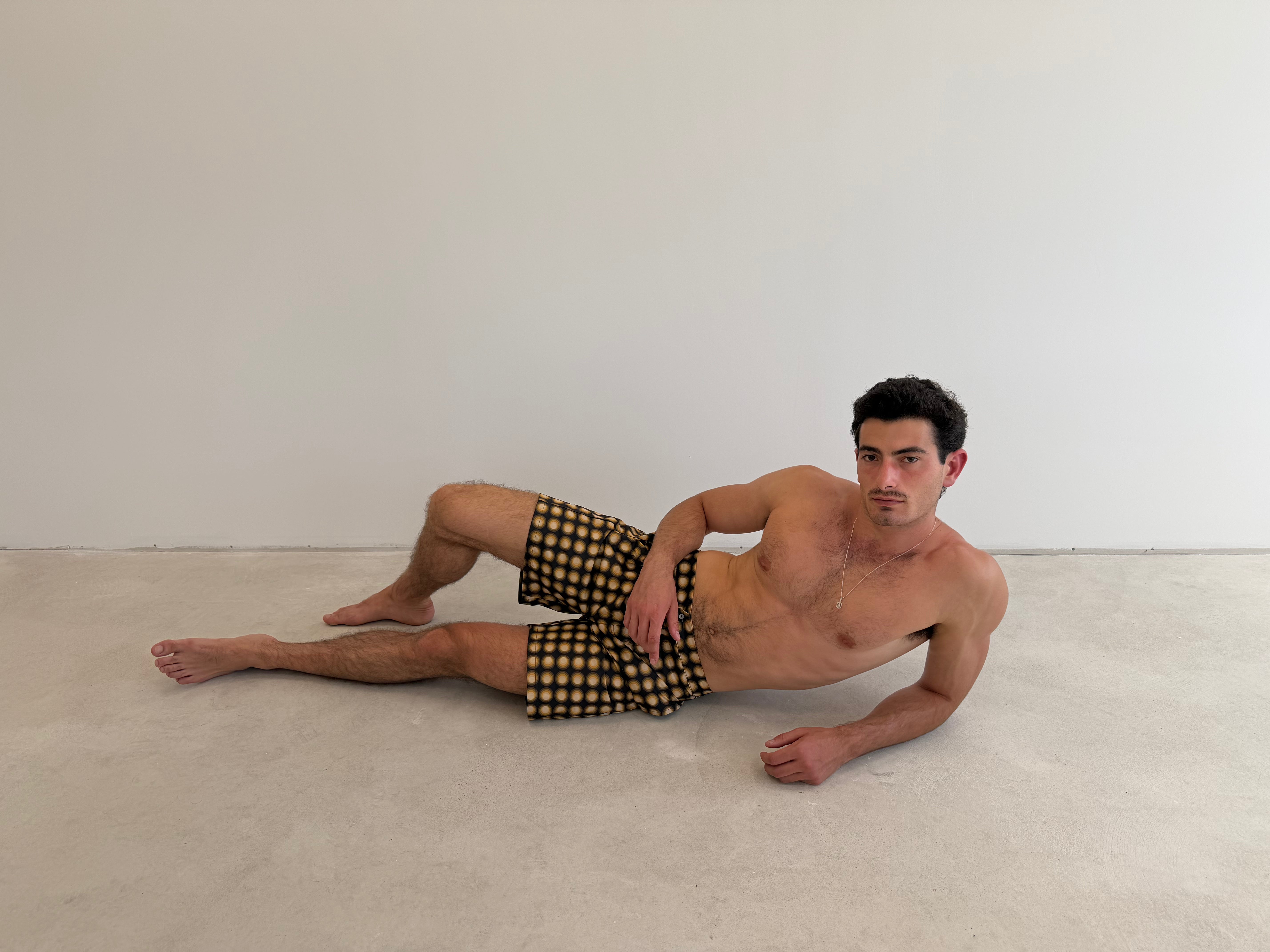 Model is 1.88 m (6'2") and wears size M