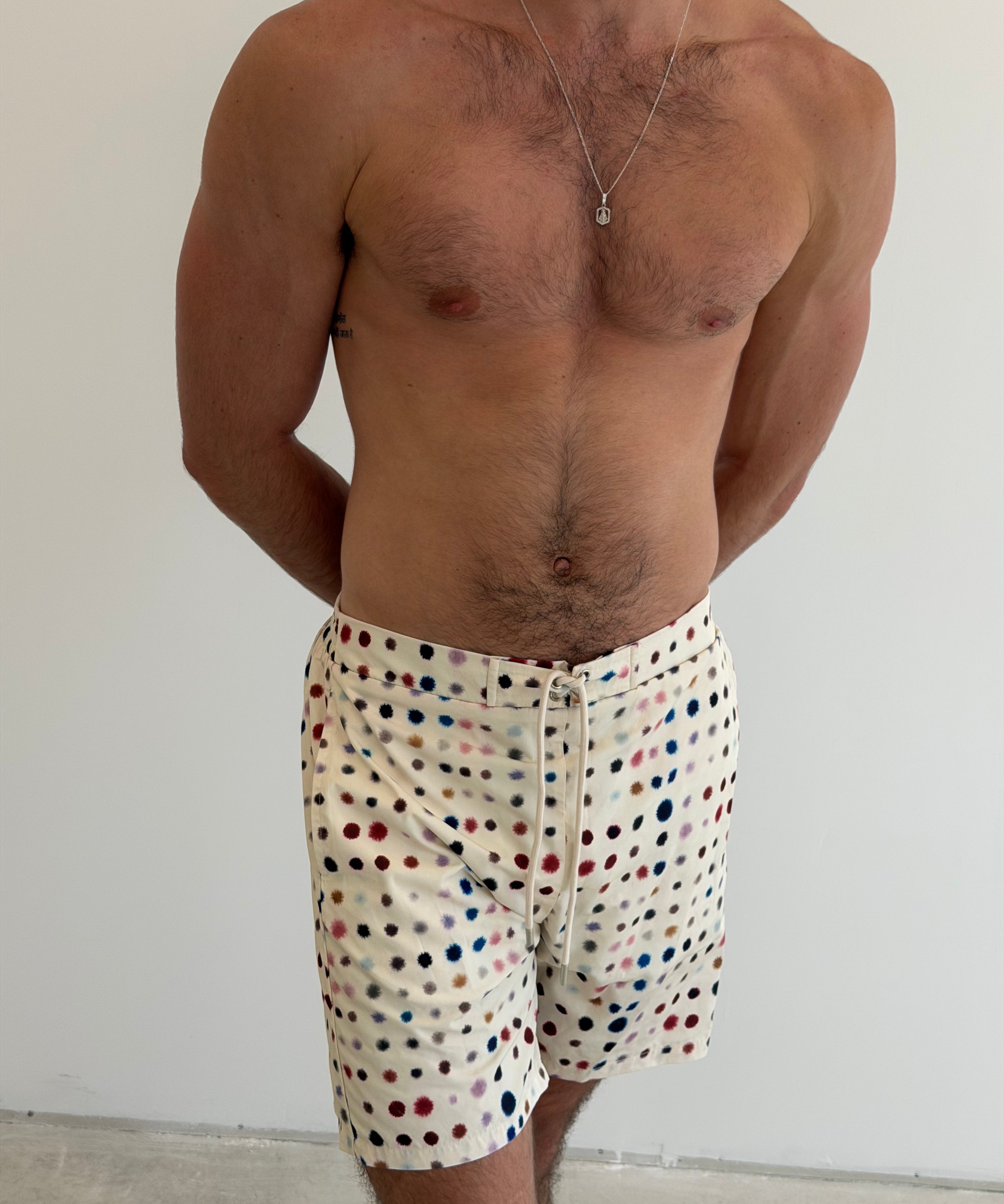 Model is 1.88 m (6'2") and wears size M