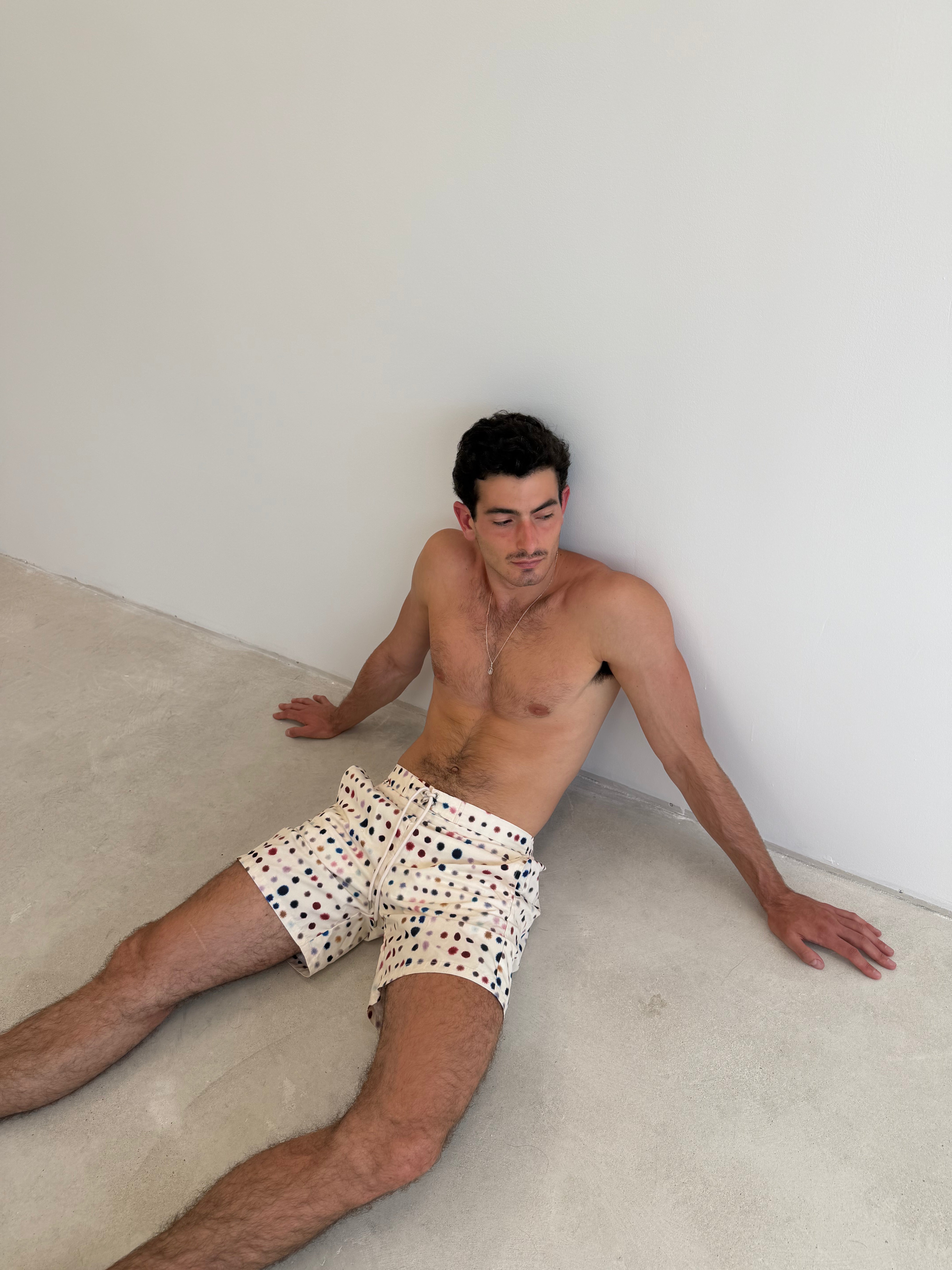 Model is 1.88 m (6'2") and wears size M