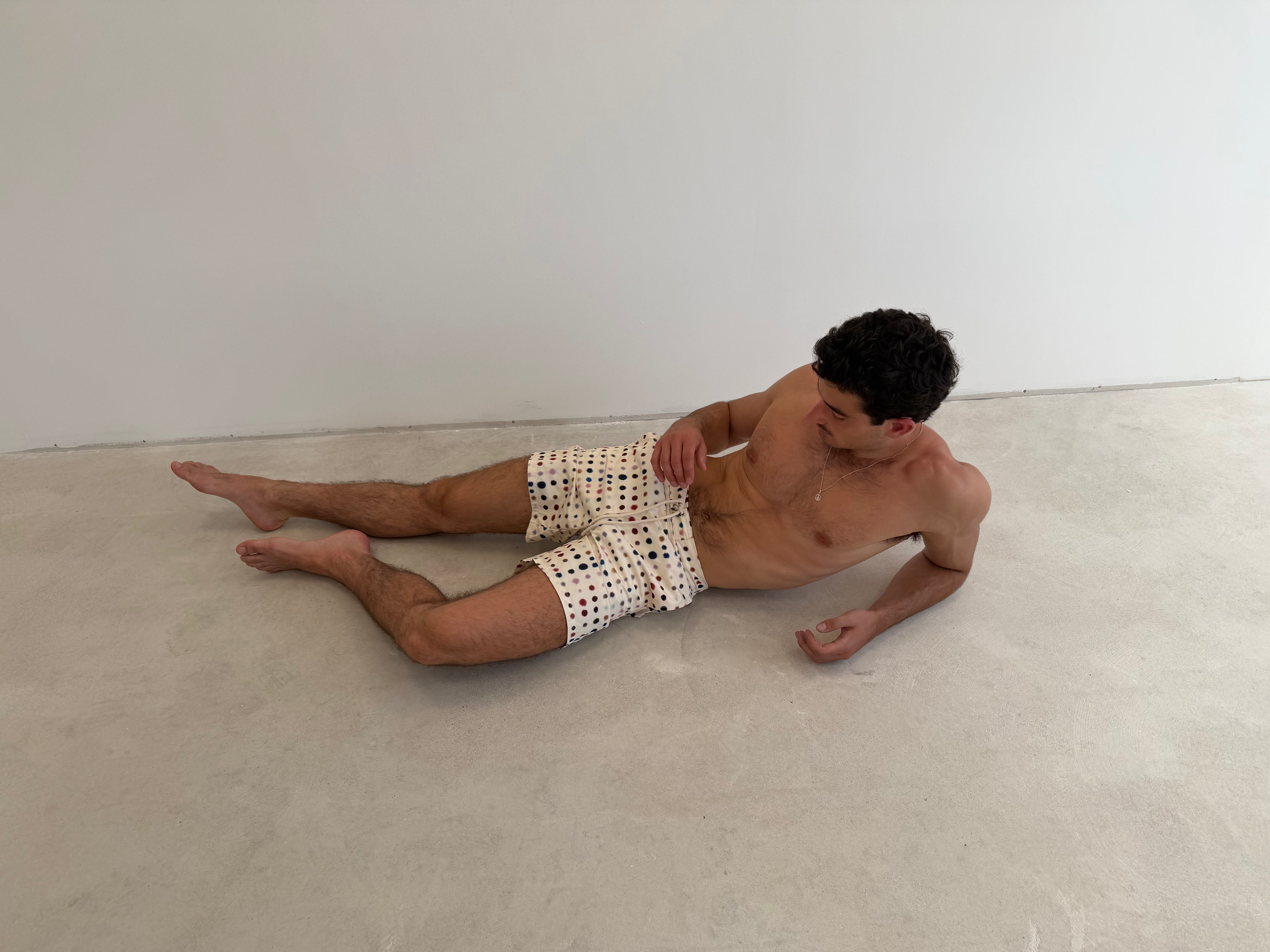 Model is 1.88 m (6'2") and wears size M