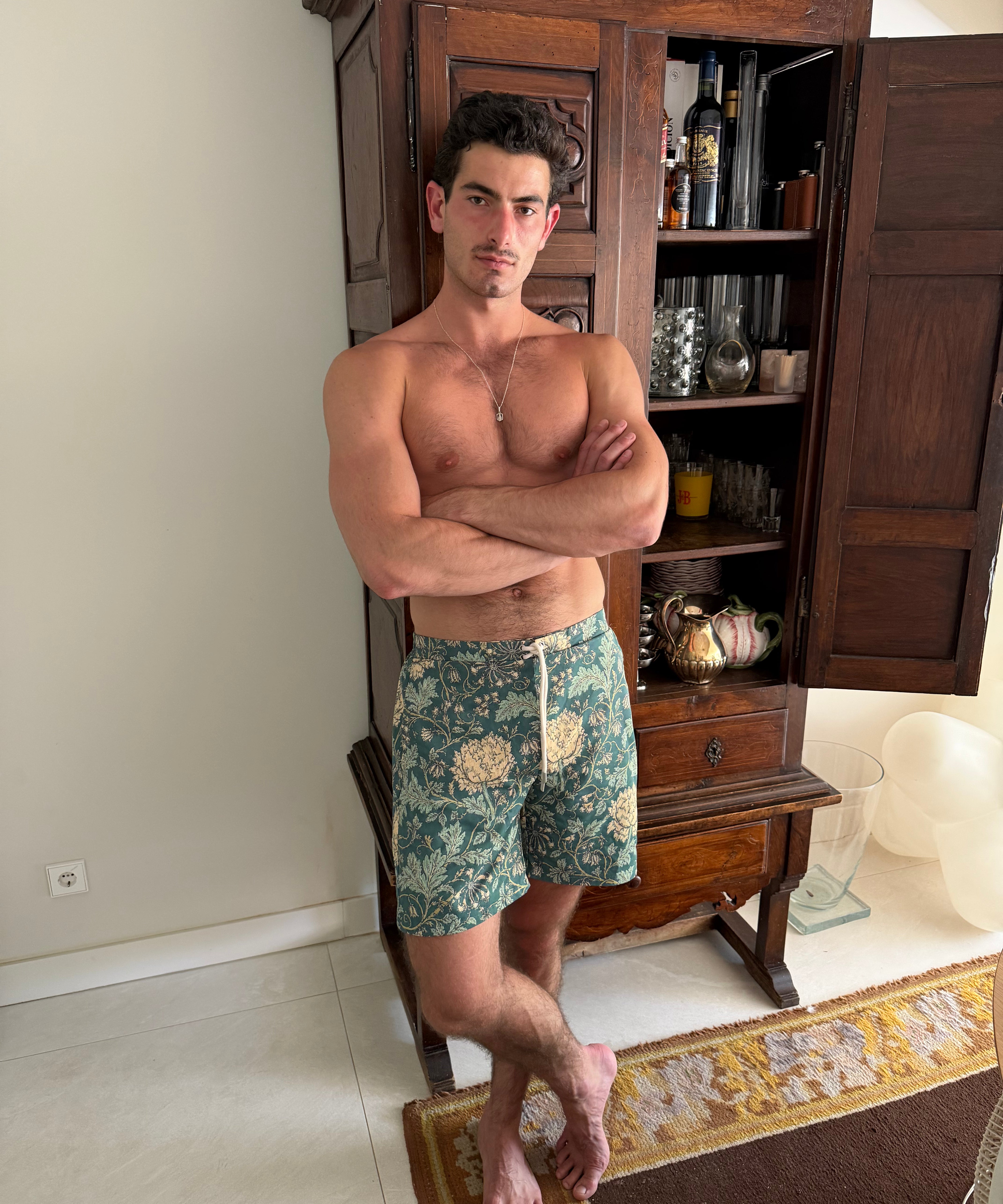 Model is 1.88 m (6'2") and wears size M
