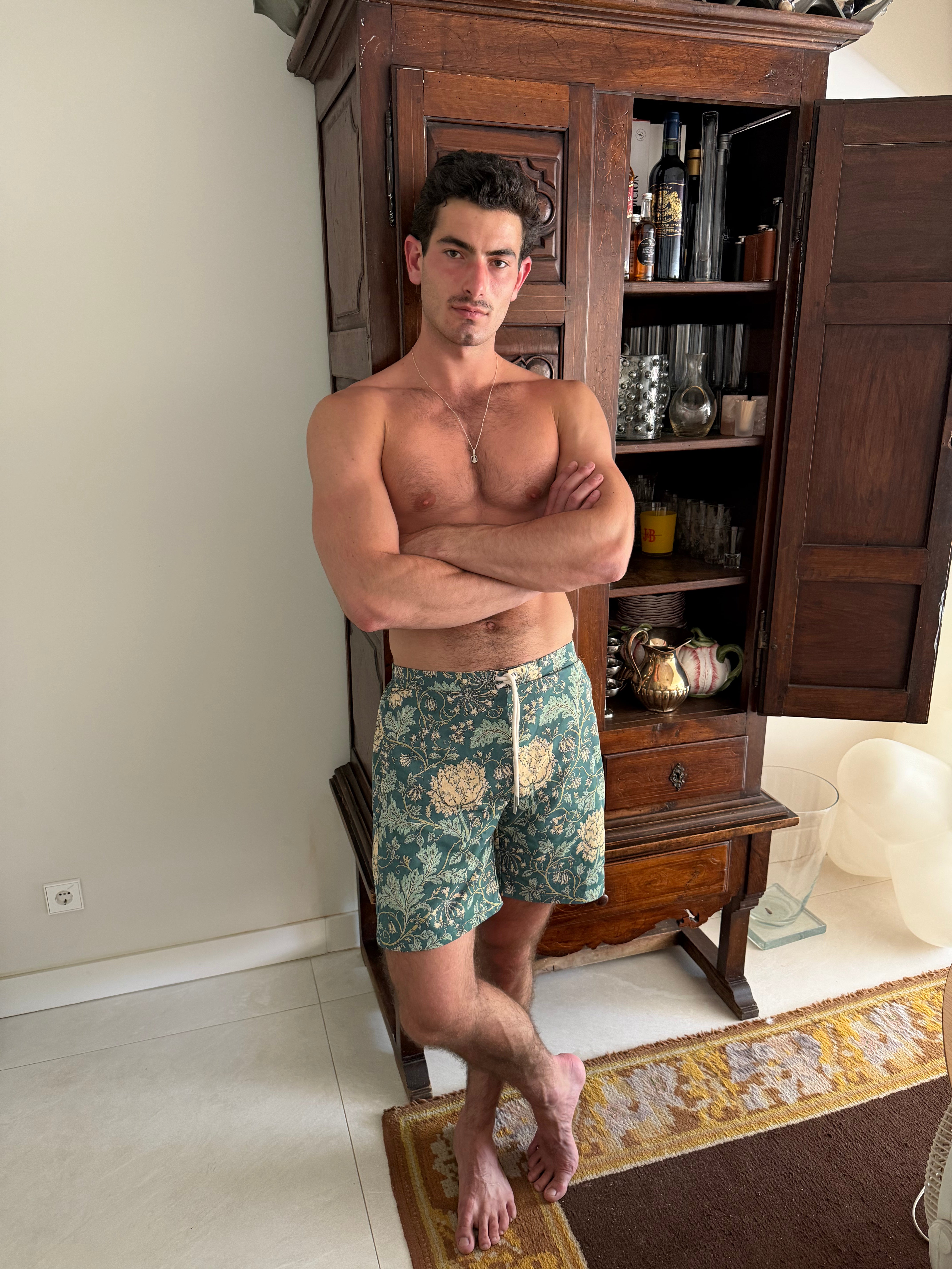 model- Model is 1.88 m (6'2") and wears size M