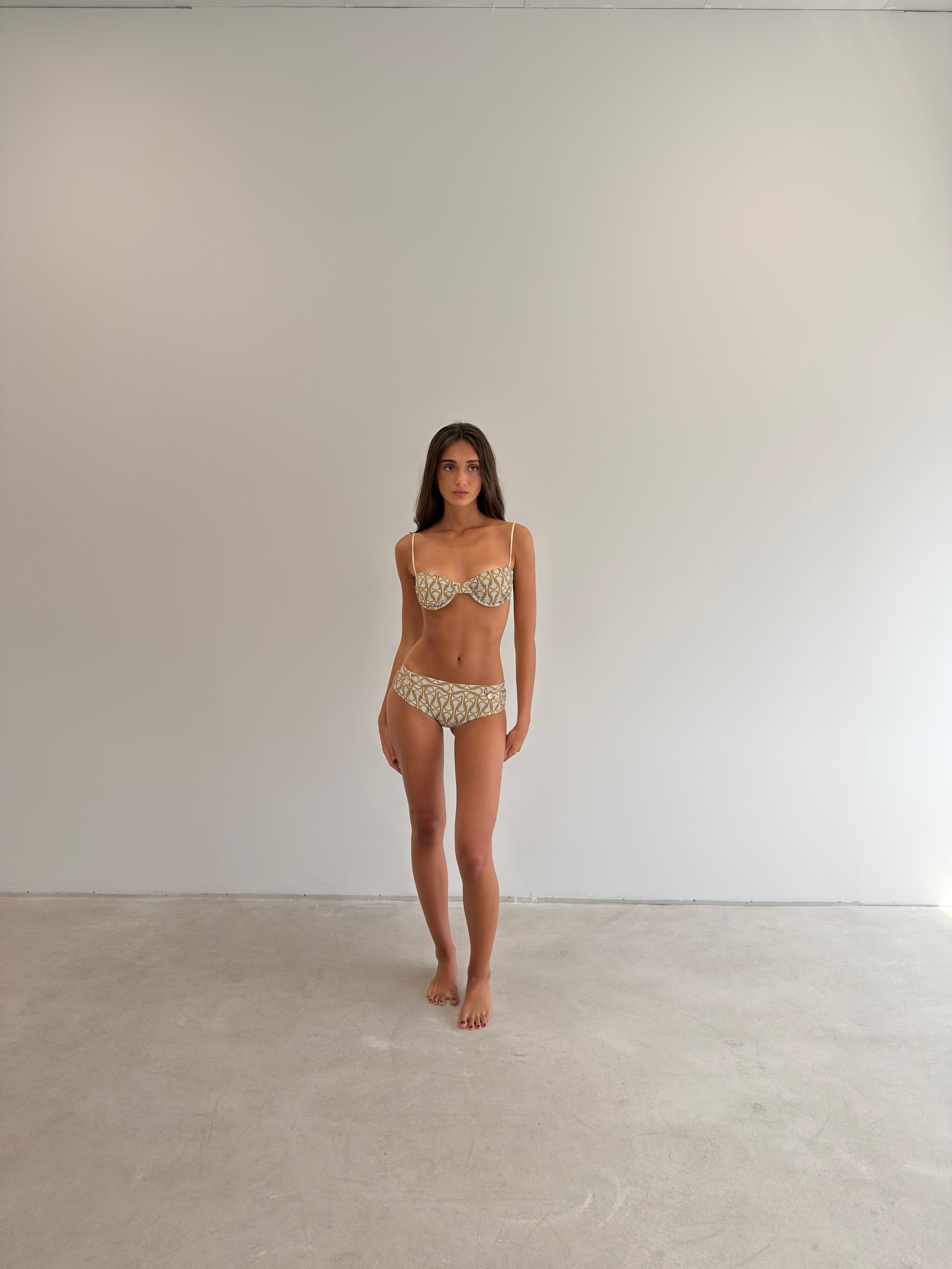 Leire is 171cm and is wearing a Size M