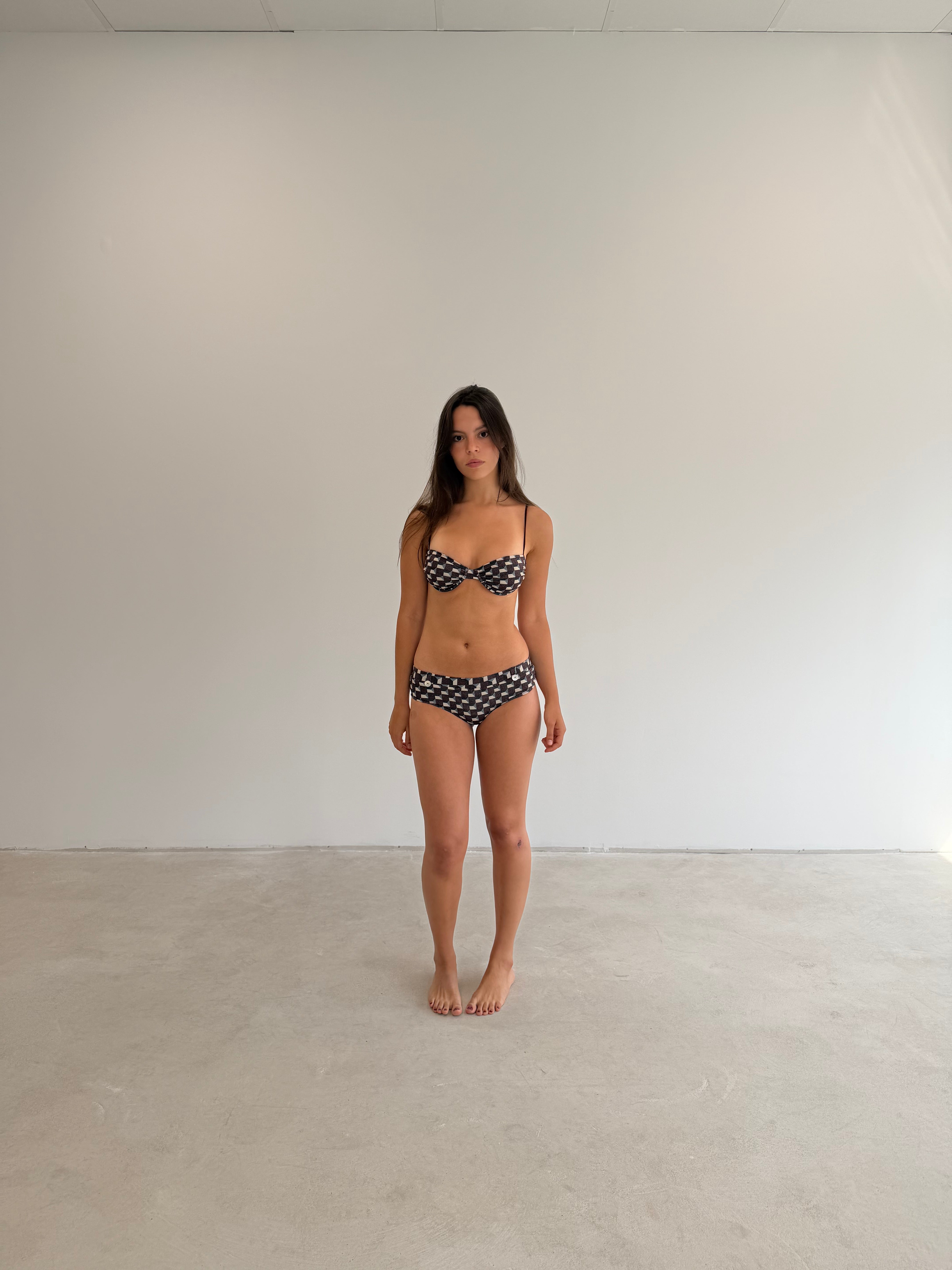 Paola is 171cm and is wearing a Size S
