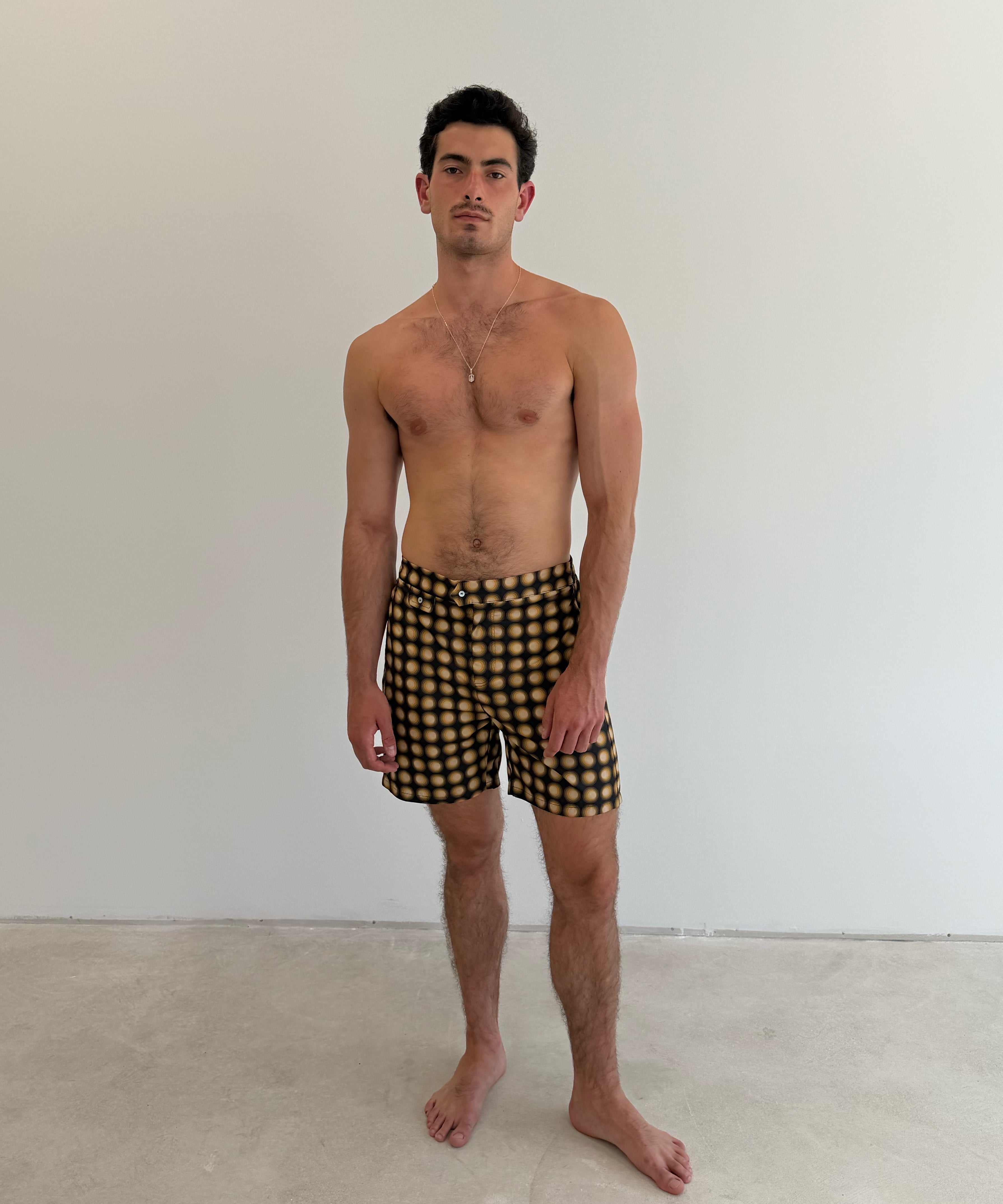 Model is 1.88 m (6'2") and wears size M