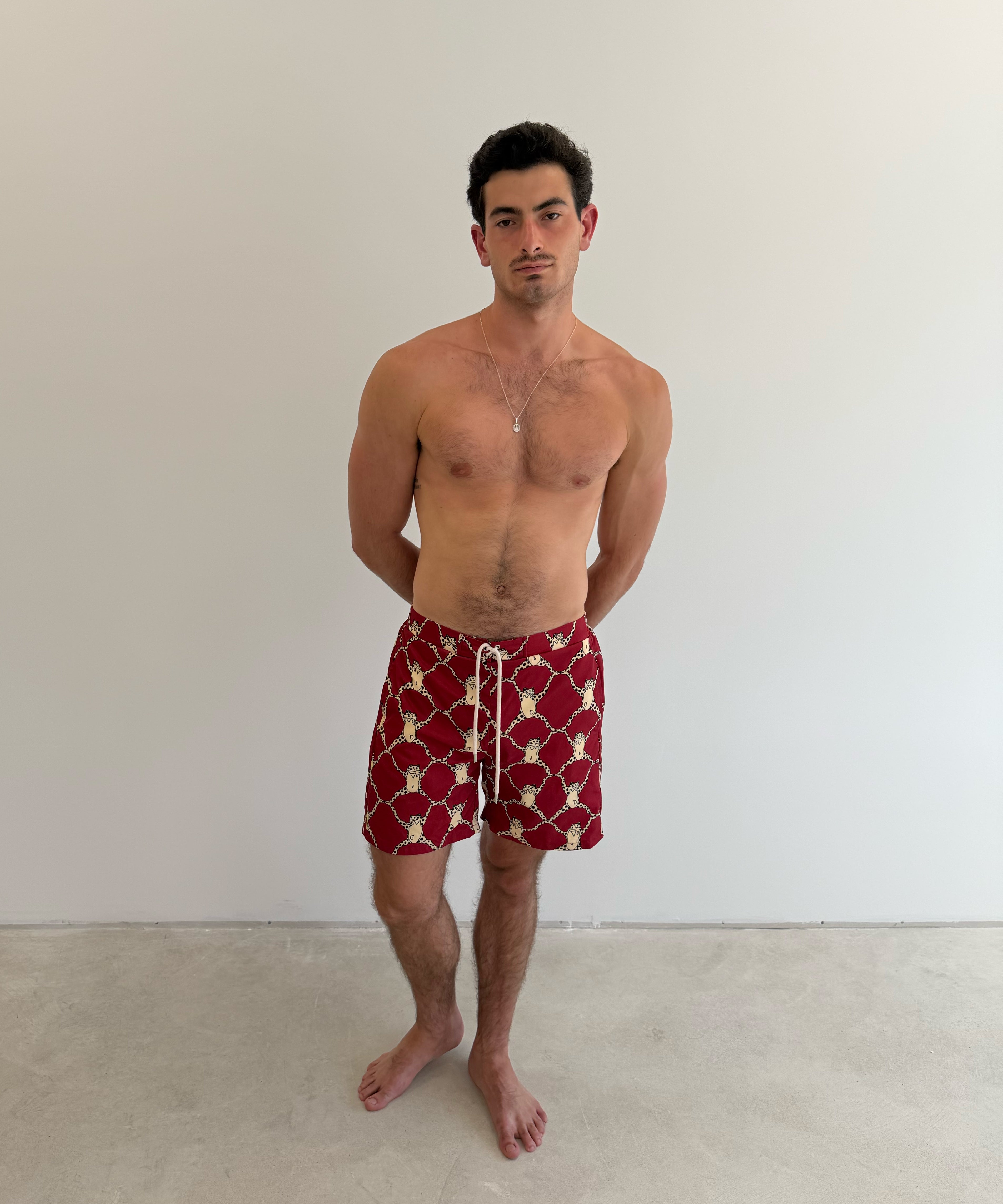 Model is 1.88 m (6'2") and wears size M