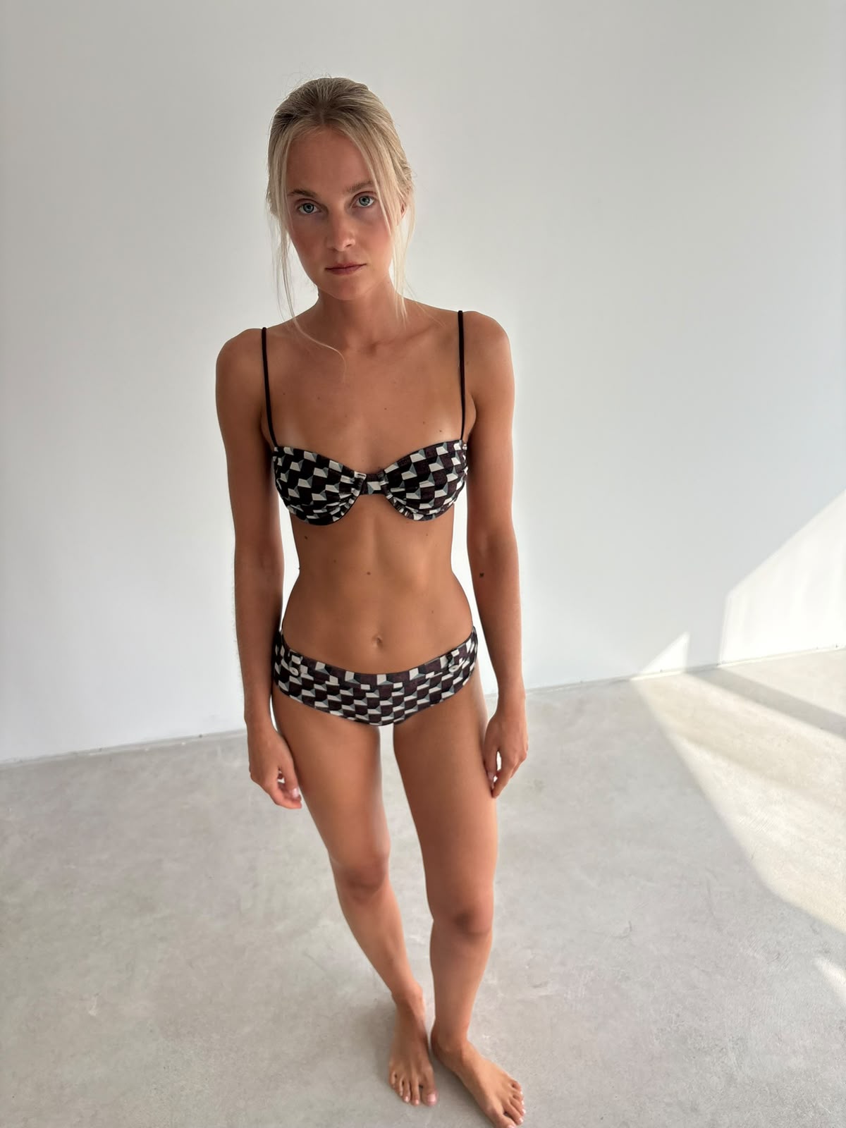 model- Model is 1.69 m and wears size S