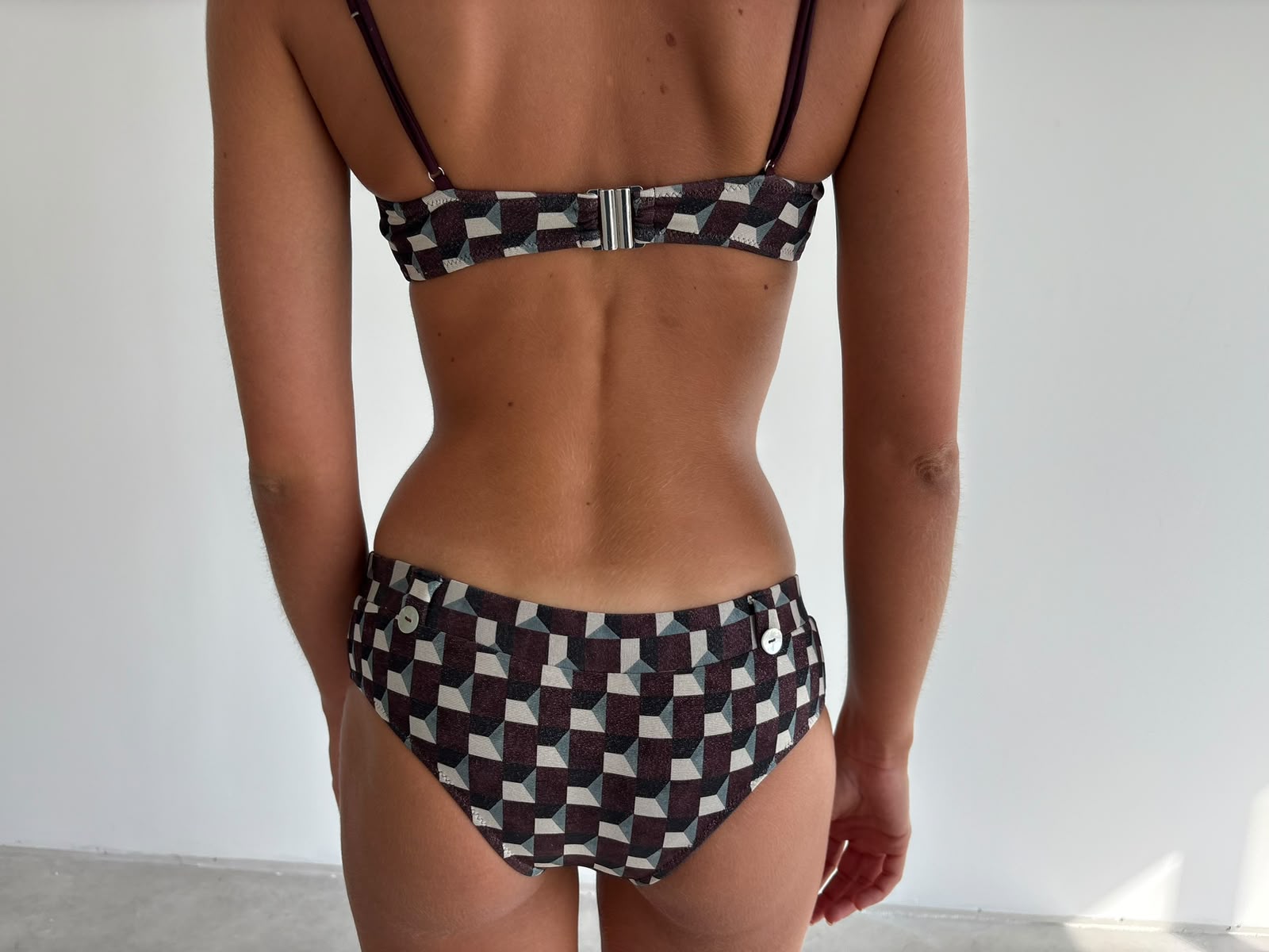 model- Model is 1.69 m and wears size S