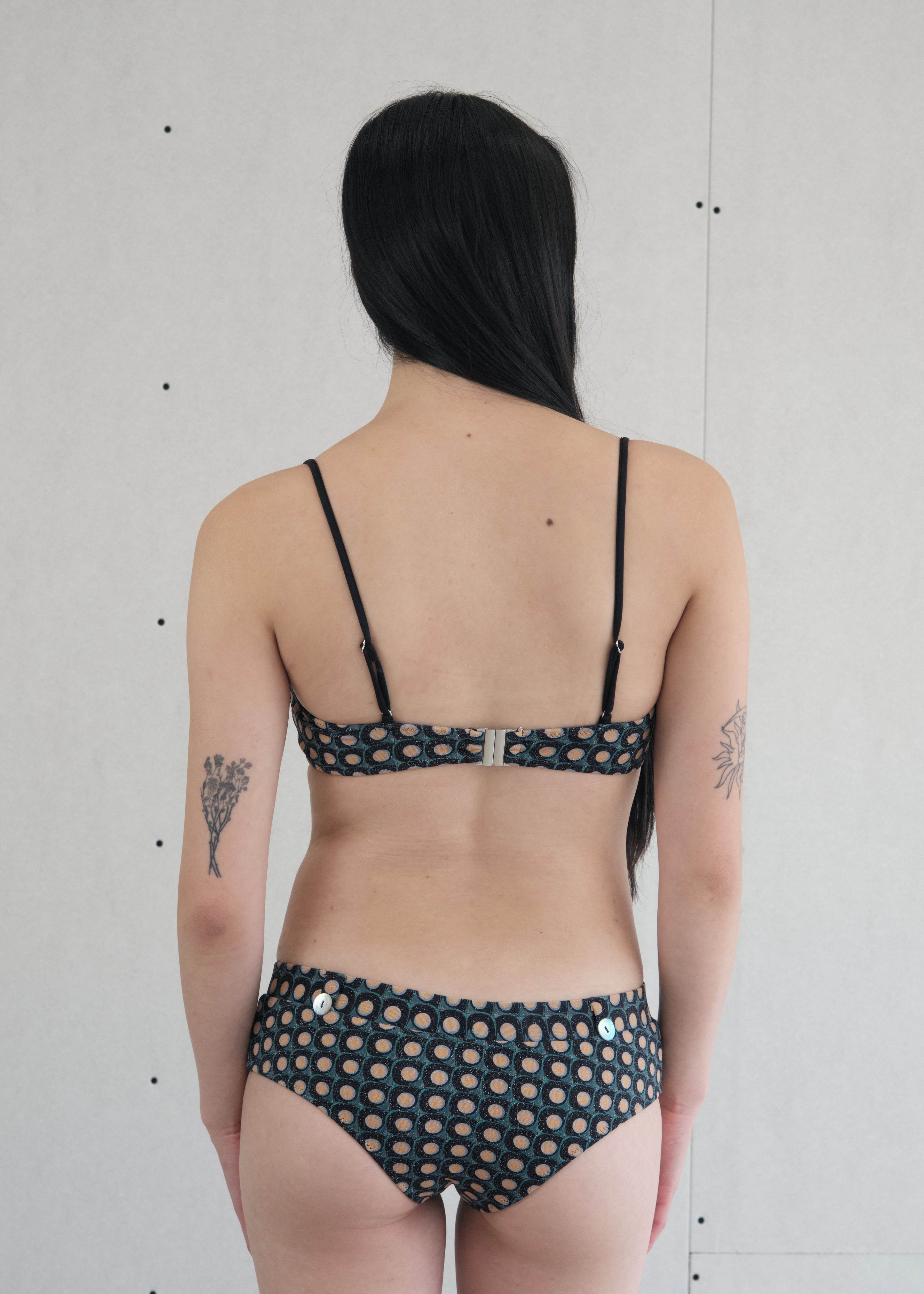 model- Model is 1.64 m (5'4") and wears size S