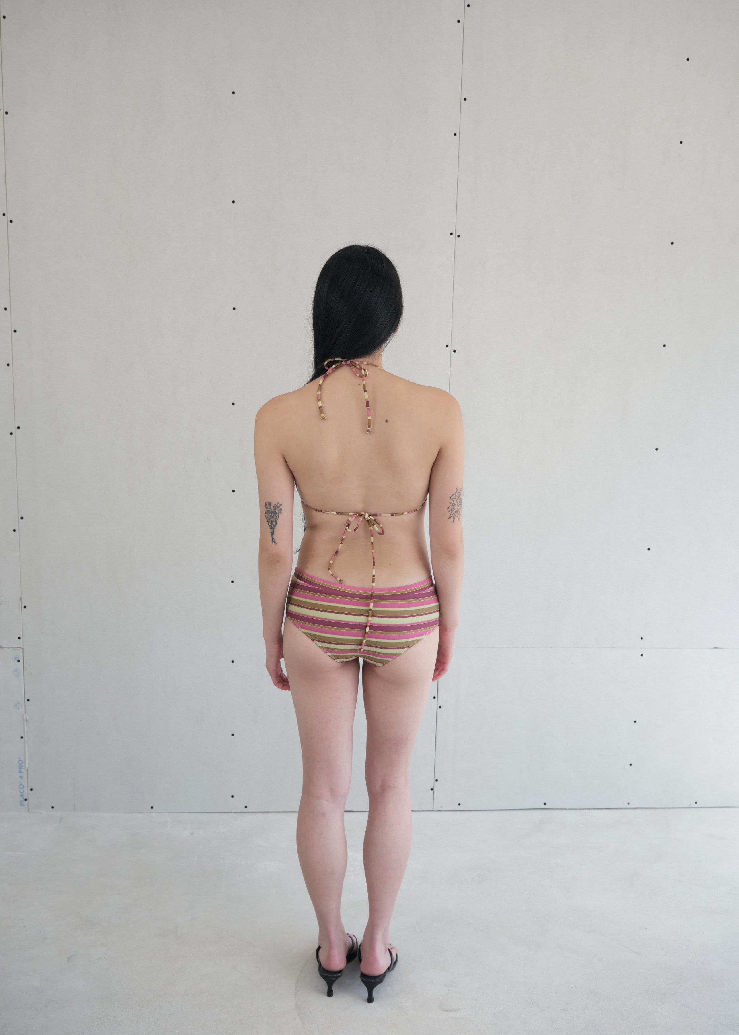 model- Model is 1.64 m (5'4") and wears size S