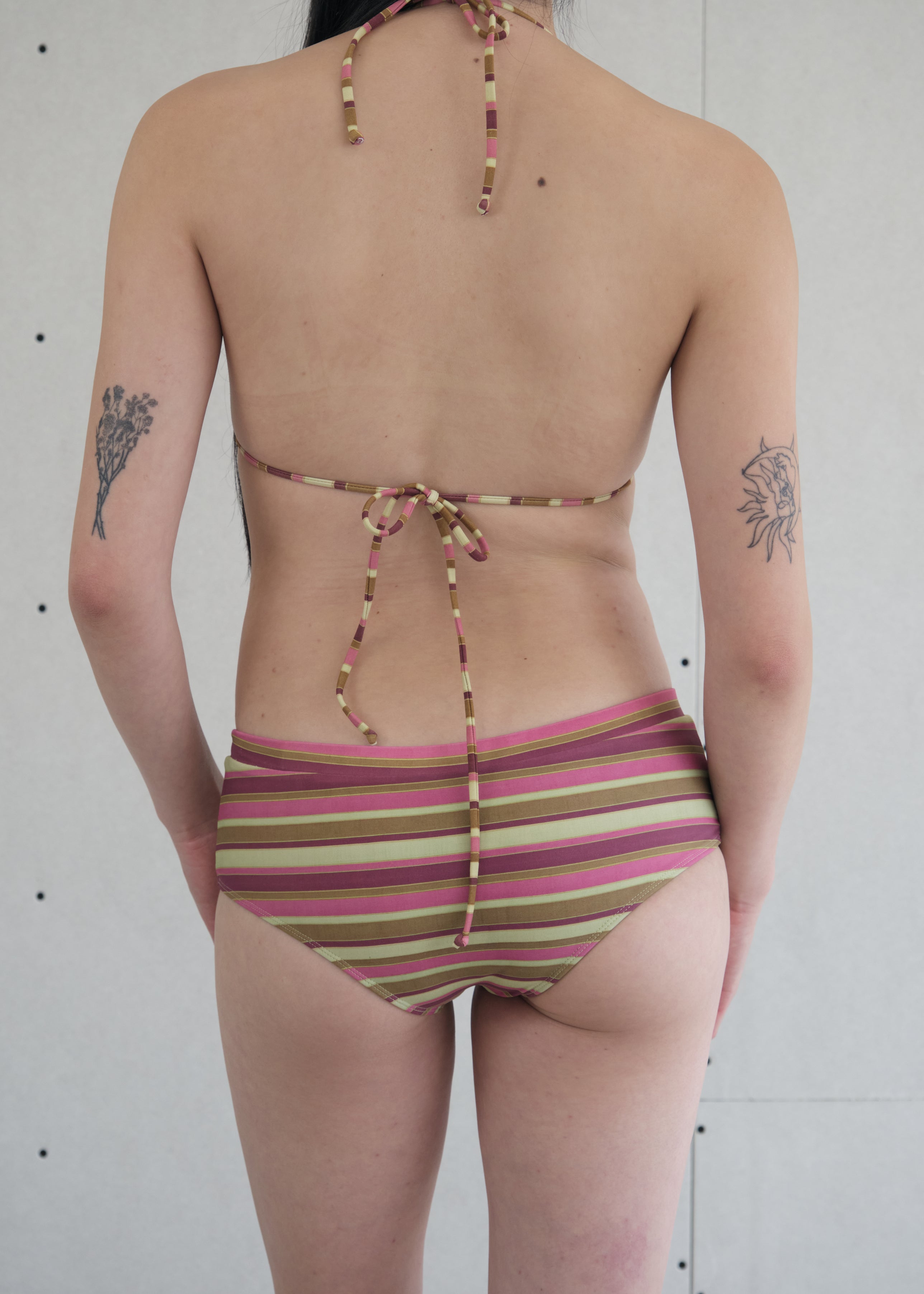 model- Model is 1.64 m (5'4") and wears size S