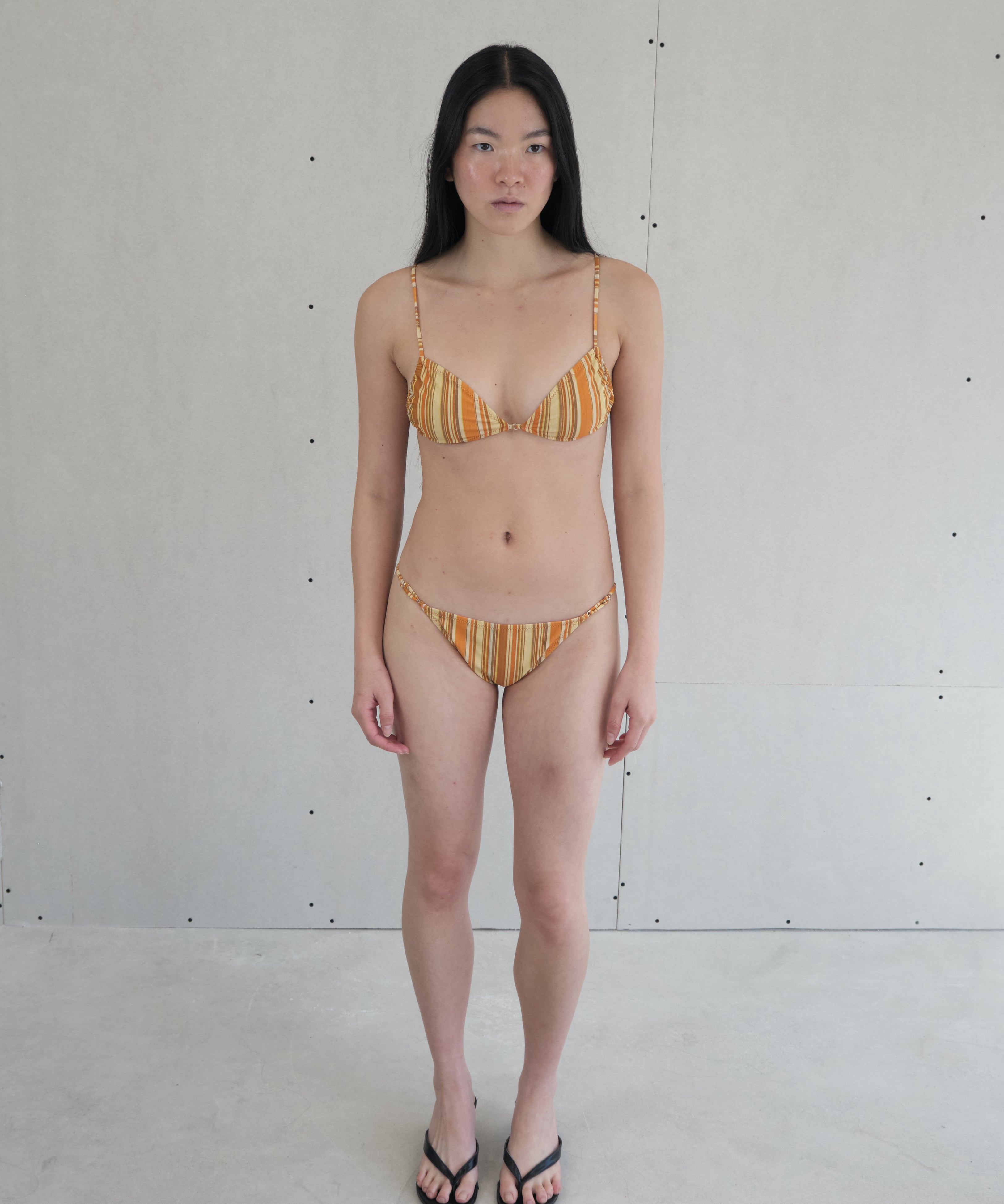 model- Model is 1.64 m (5'4") and wears size S