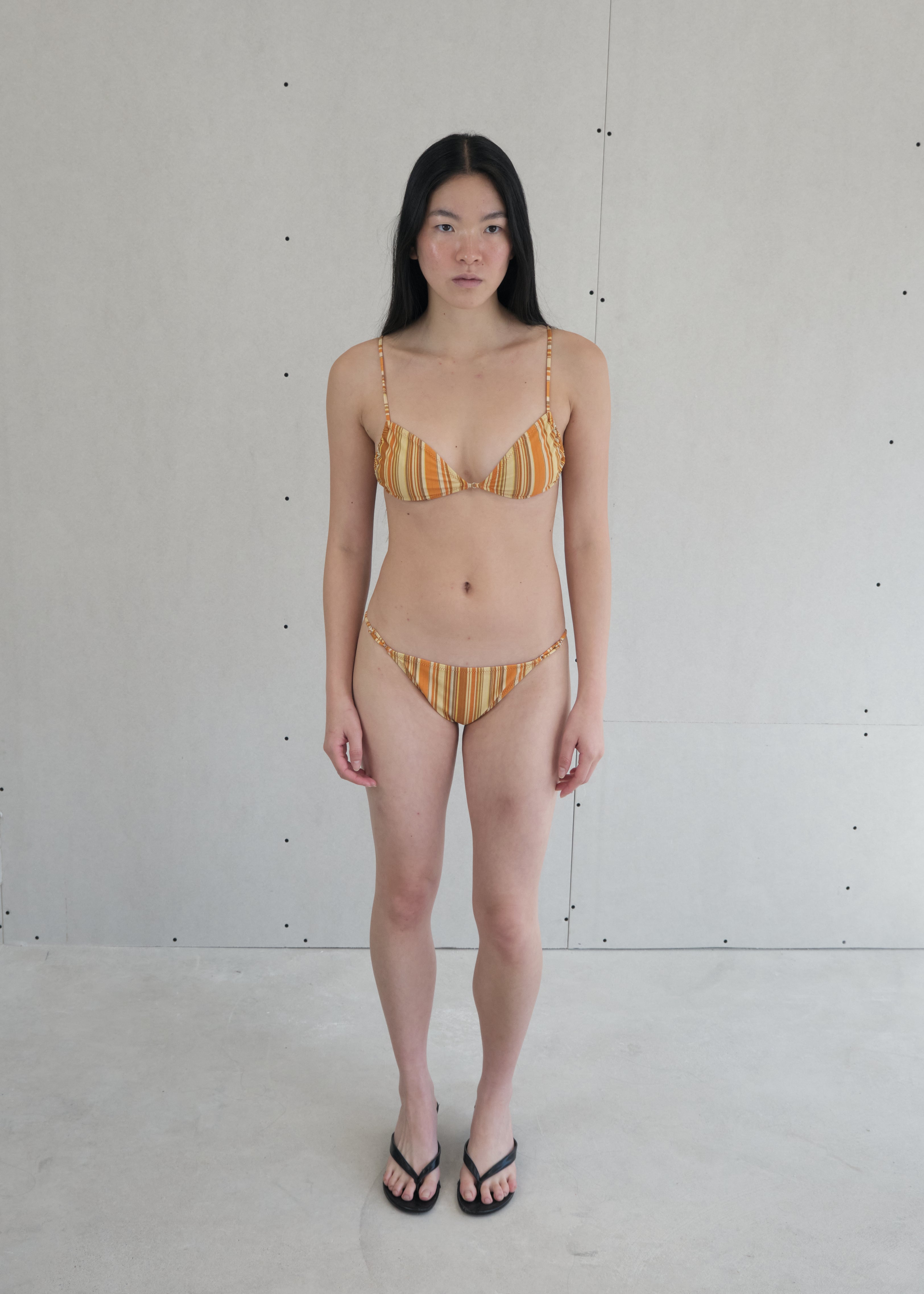 model- Model is 1.64 m (5'4") and wears size S