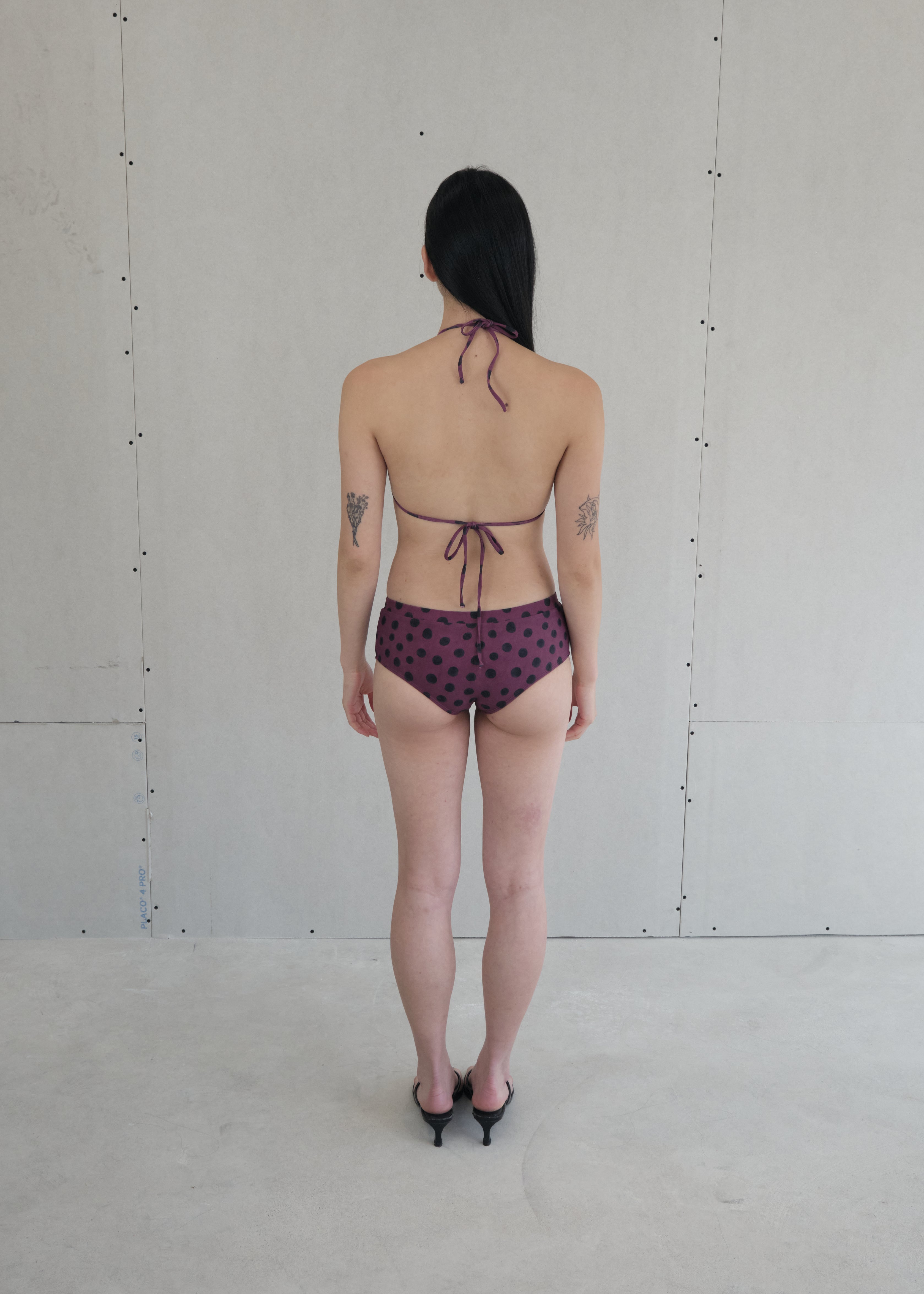 model- Model is 1.64 m (5'4") and wears size S