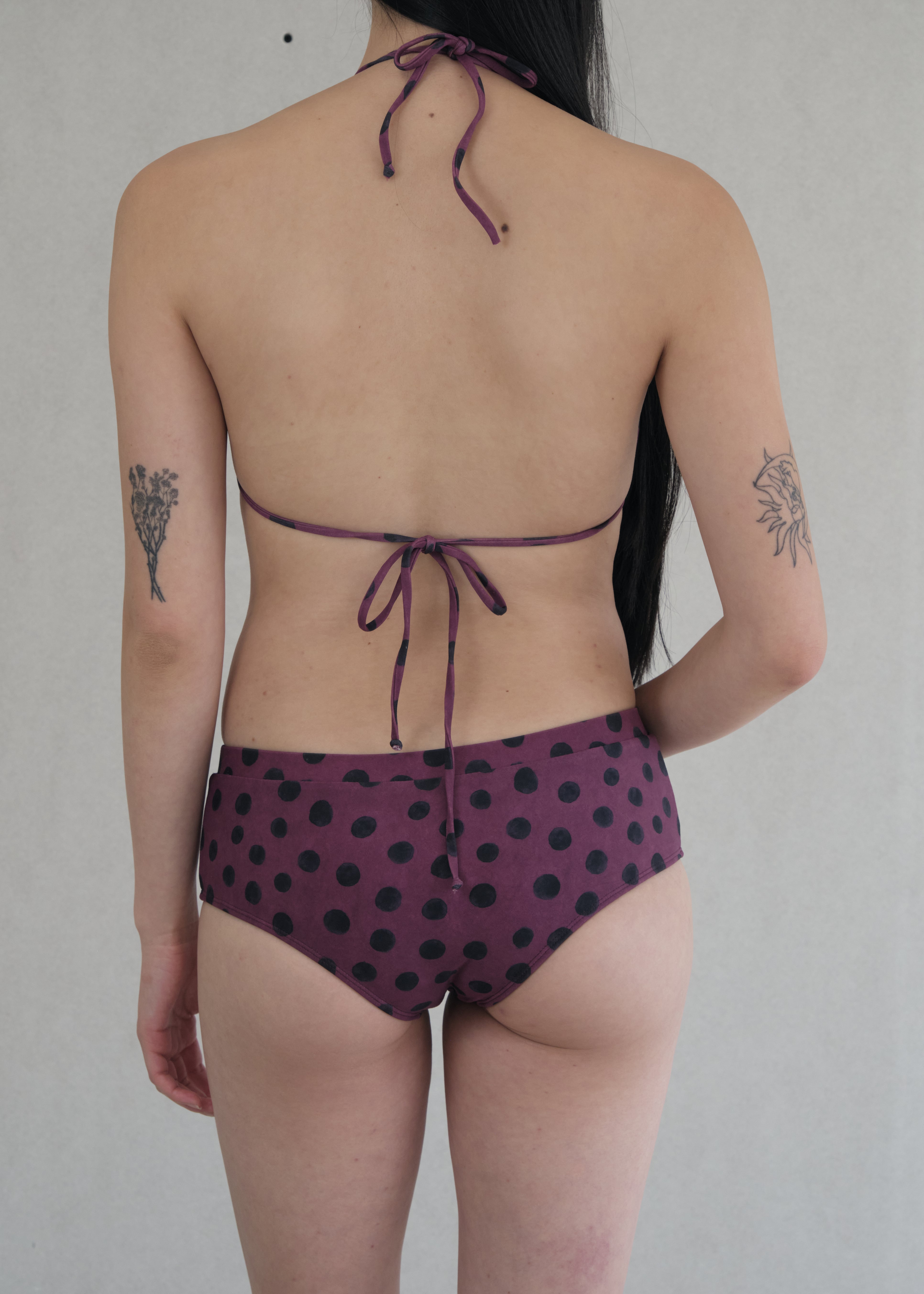 model- Model is 1.64 m (5'4") and wears size S