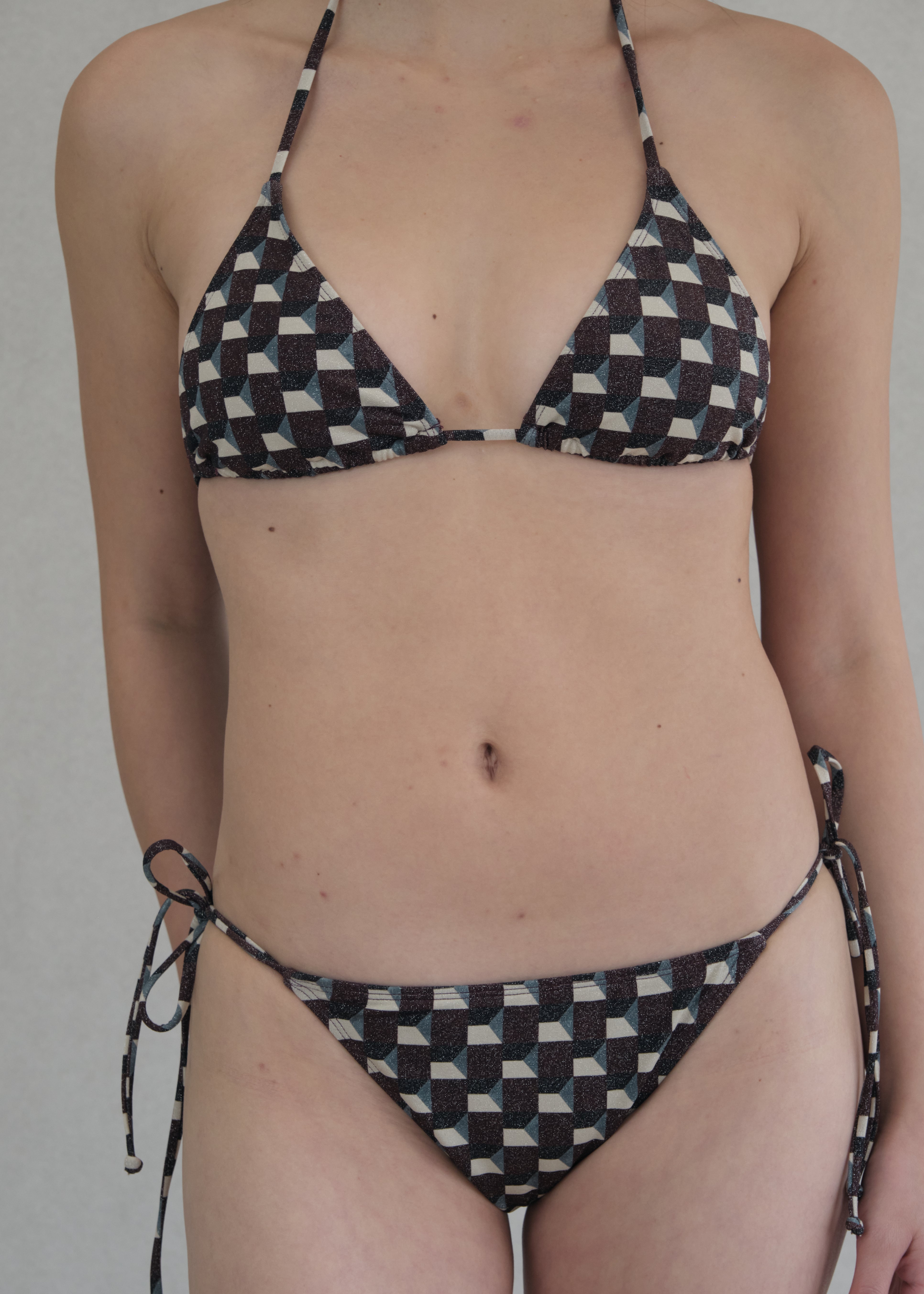 model- Model is 1.64 m (5'4") and wears size S