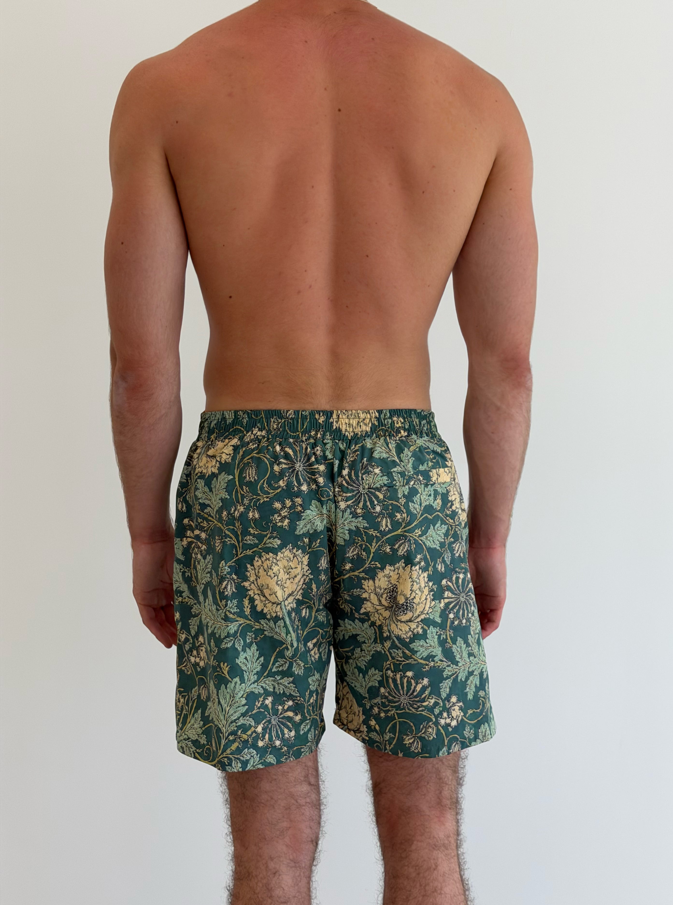 Model is 1.88 m (6'2") and wears size M