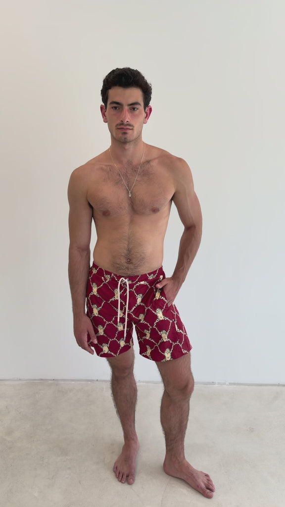 Model is 1.88 m (6'2") and wears size M