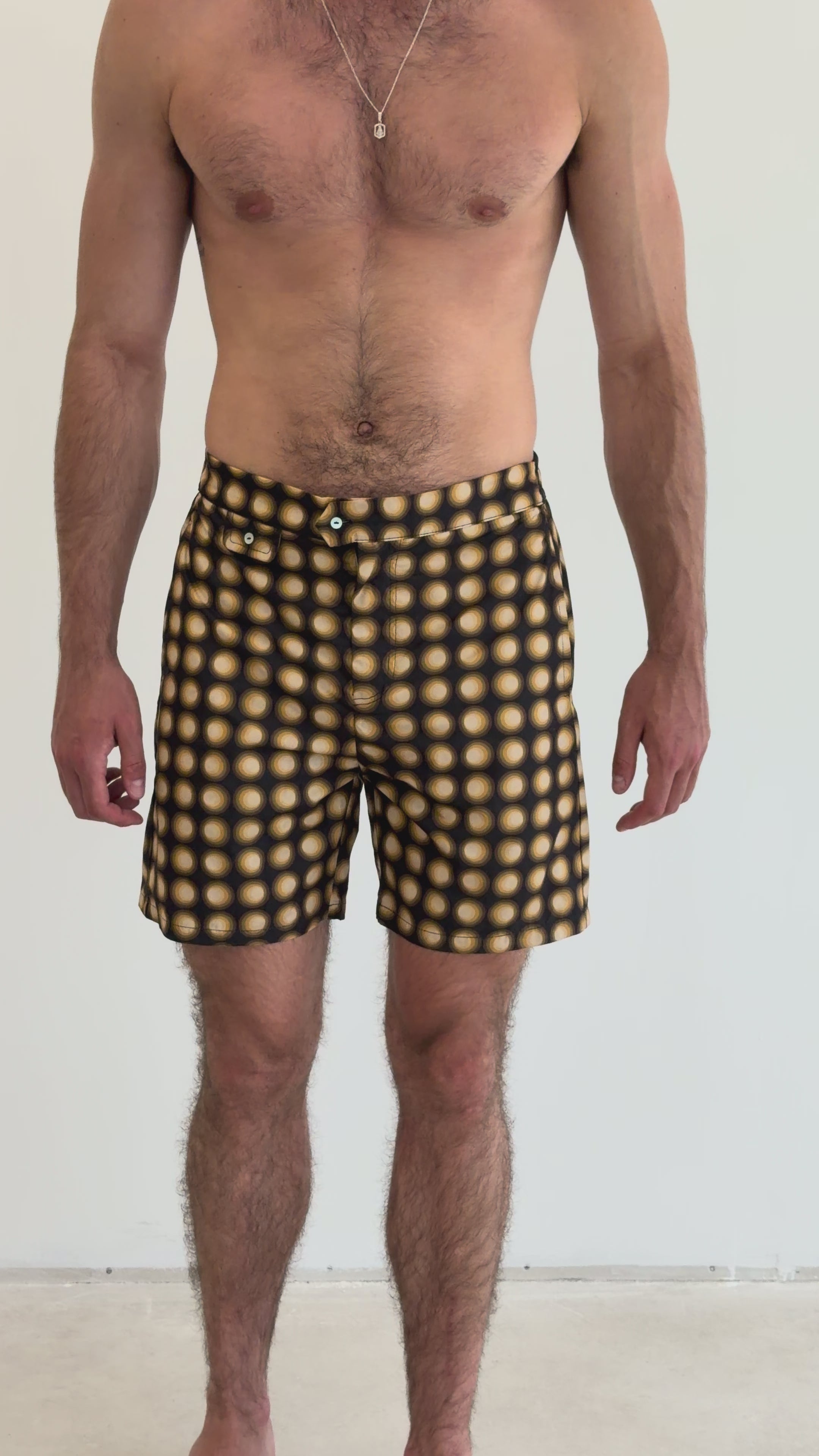 Model is 1.88 m (6'2") and wears size M