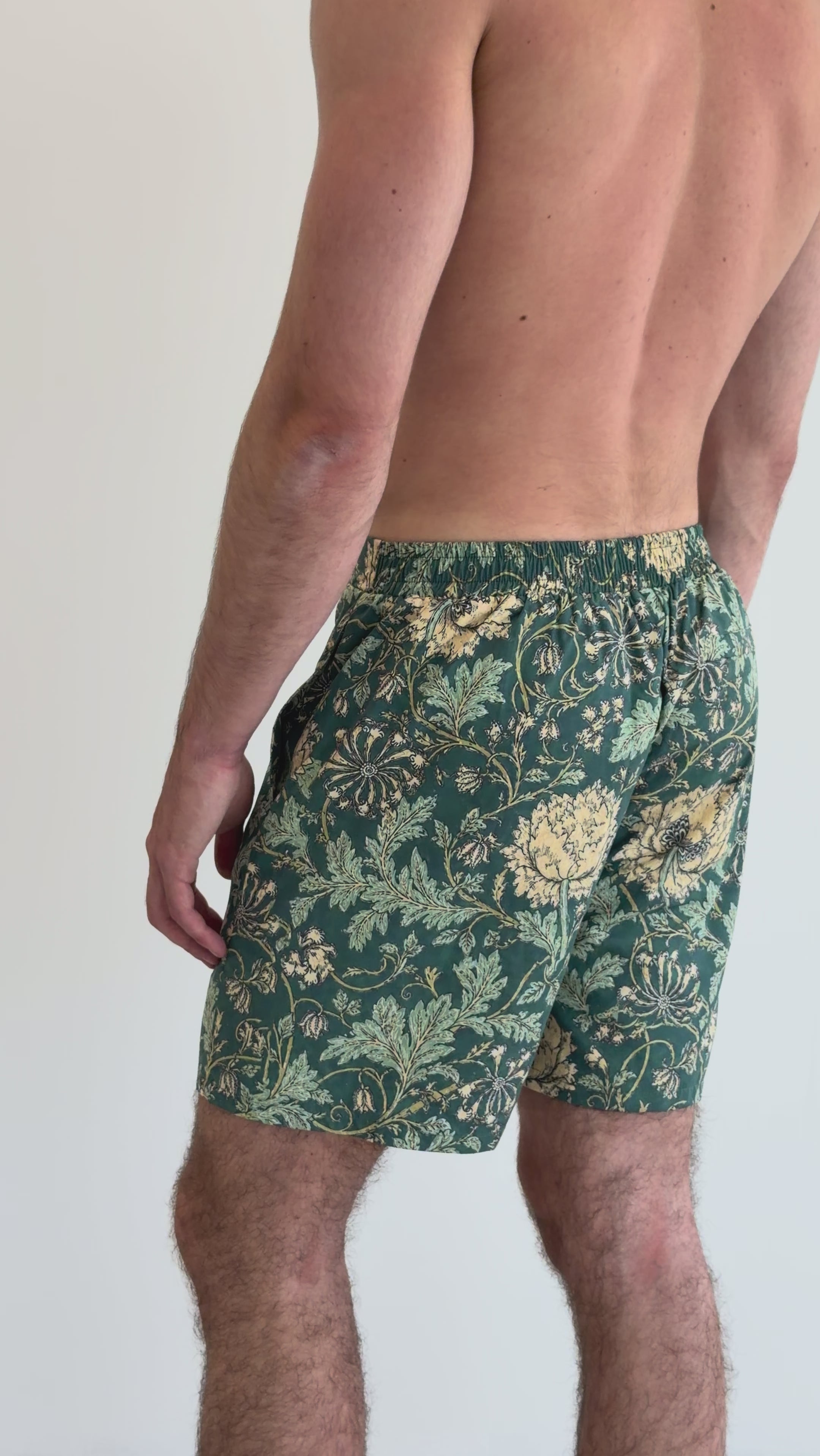 Model is 1.88 m (6'2") and wears size M
